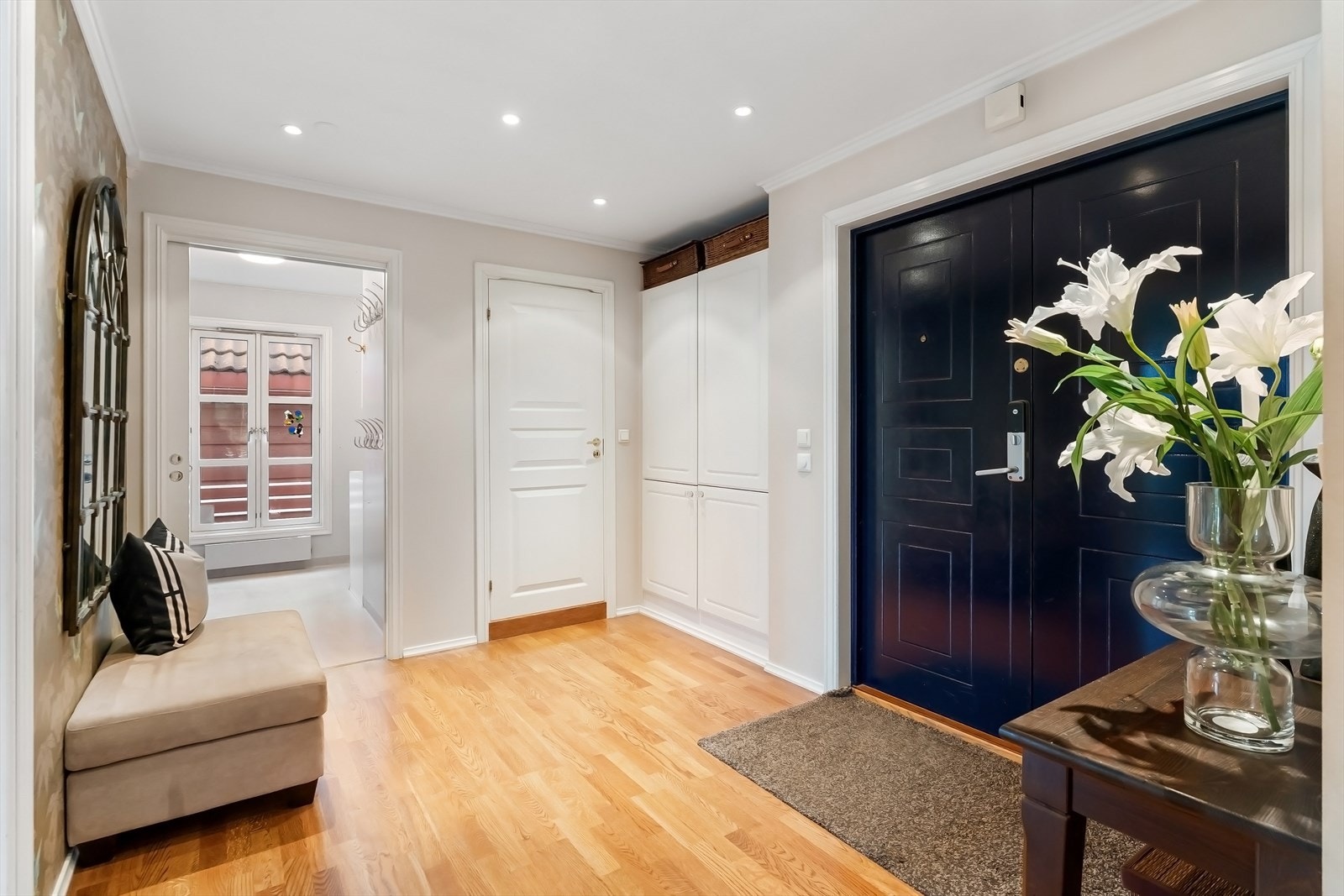 Entré/hall med adkomst gjestetoalett og stort vaskerom Galleribilde