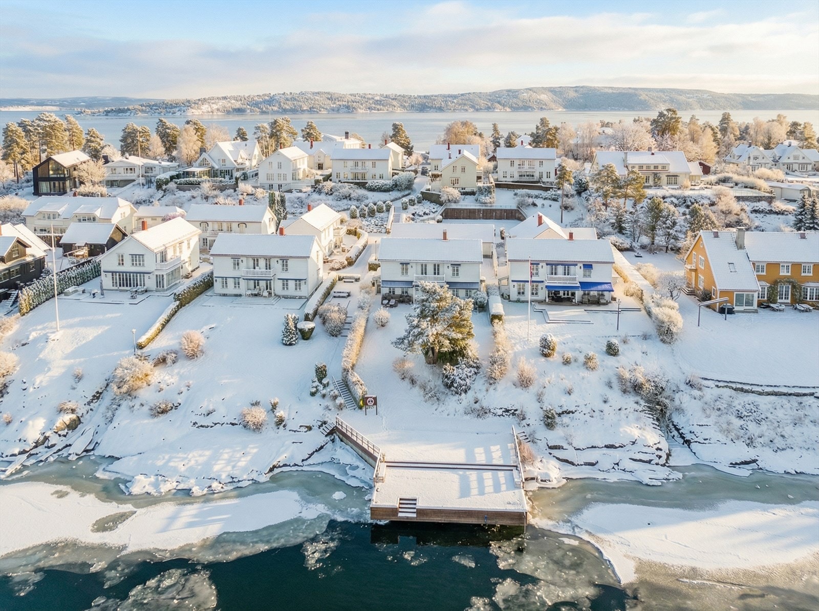 Ca. 80 m. privat strandlinje og brygge og bøyer for båt Galleribilde