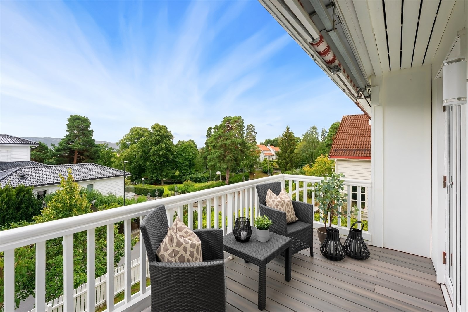 2. etasje mot sør gir gode glimt av Oslofjorden og skipstrafikken på sjøen - mer i virkeligheten enn på bilder, dessuten mer i vinterhalvåret Galleribilde