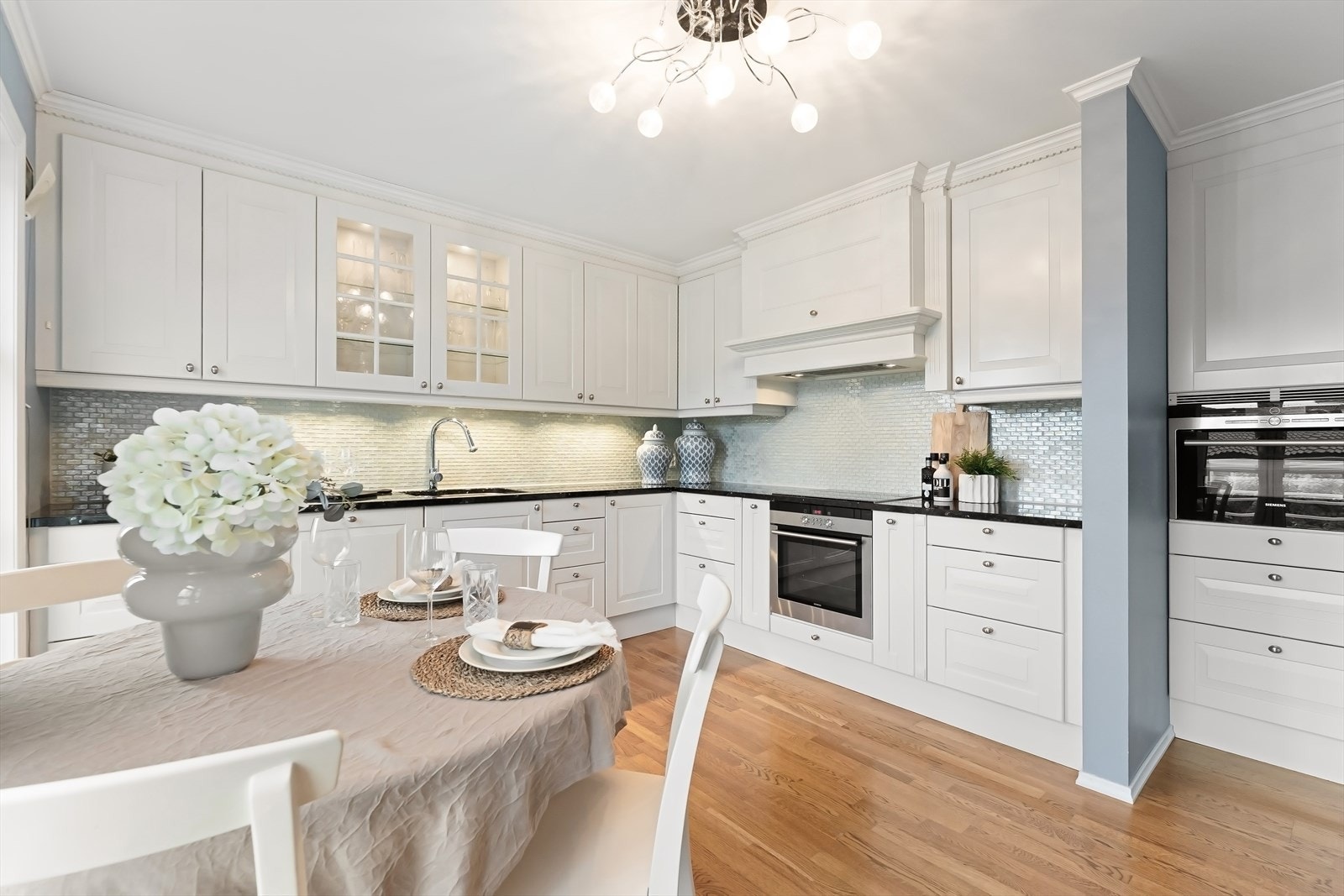 Tiltalende og velholdt kjøkkeninnredning med god skap- og benkeplass Galleribilde