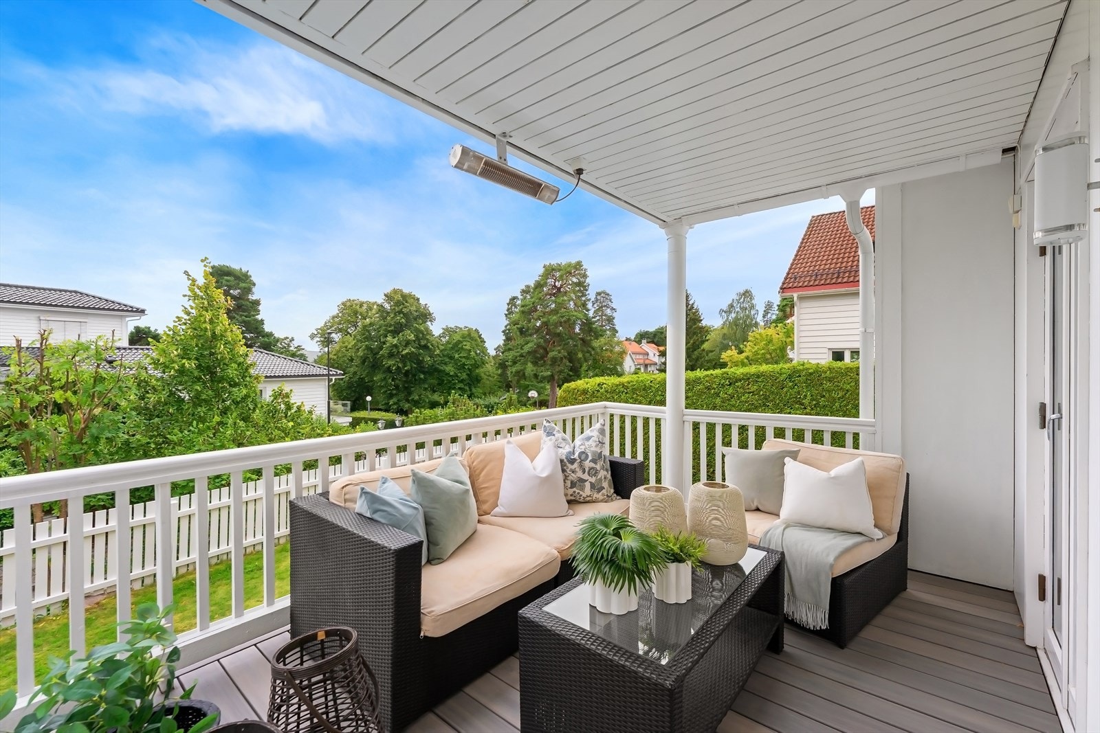 Overbygget veranda med adkomst hage, flott utsyn og utsikt til Osjofjorden Galleribilde