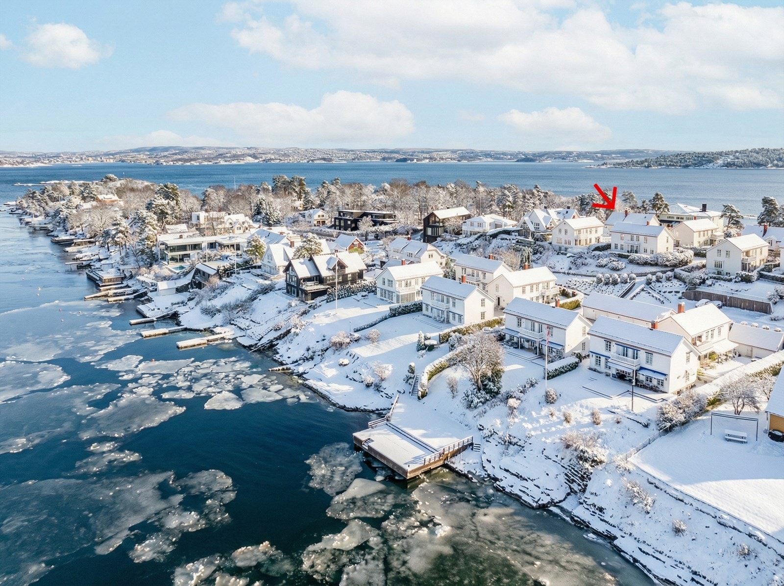 Strømstangen med Oslofjorden og Snarøykilen, privat brygge og strandlinje i front Galleribilde