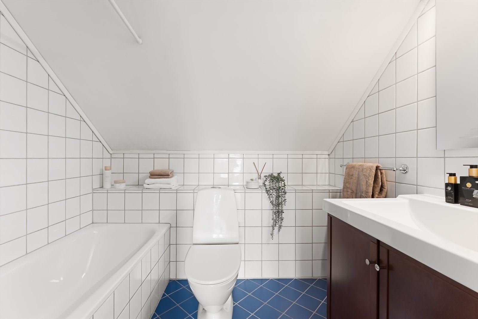 Nabobad/WC til hovedbad med adkomst fra loftstuen Galleribilde