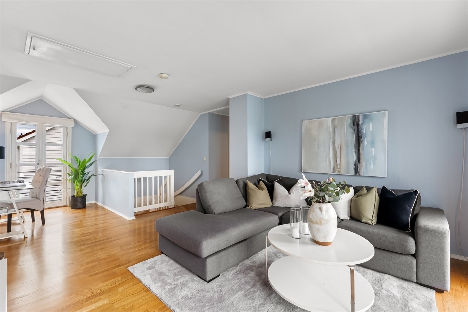 Herlig loftstue med utgang veranda og fjordutsikt i to retninger Galleribilde