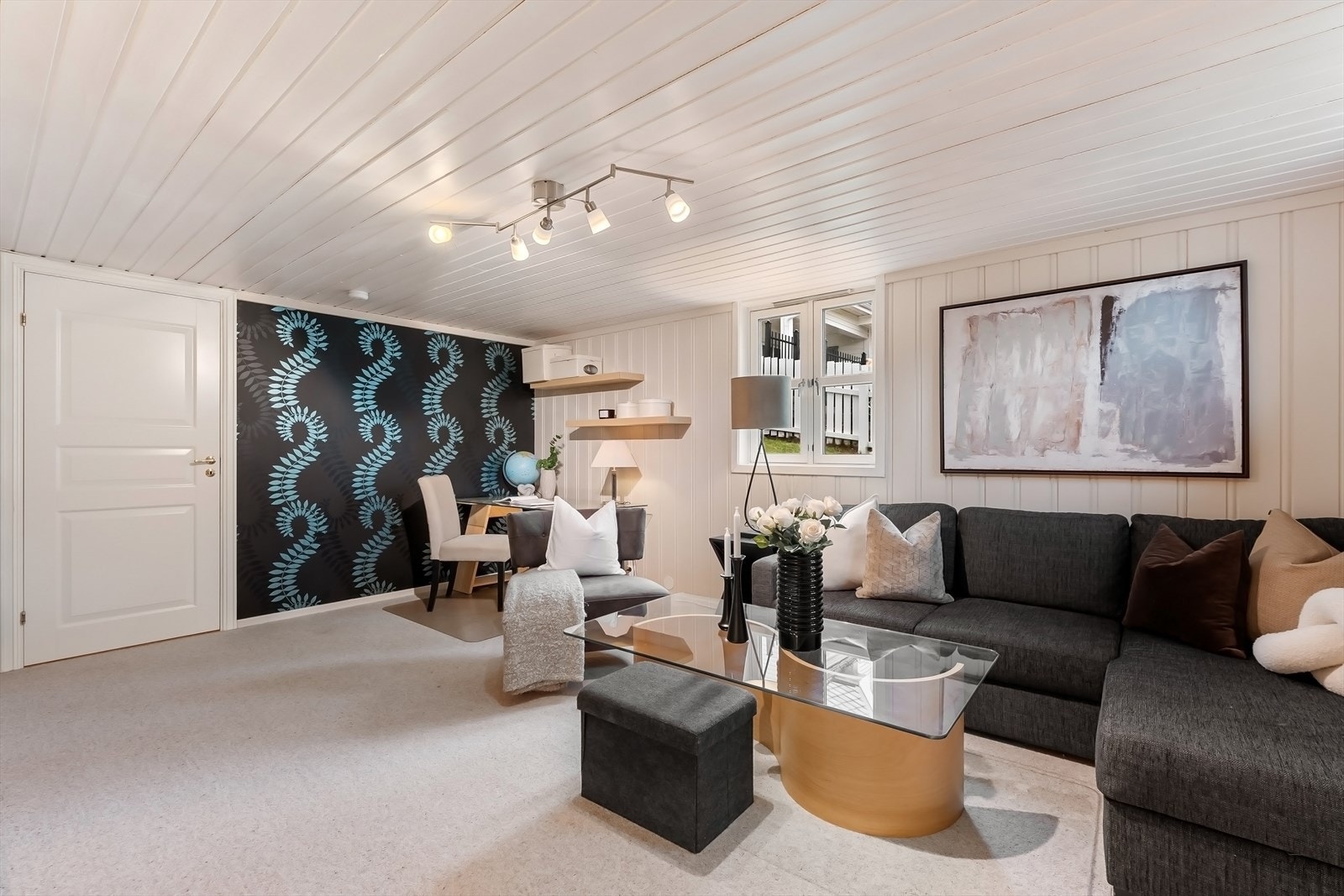 Meget trivelig kjellerstue (21 m²) med mat- og vinbod (7 m²) innenfor Galleribilde