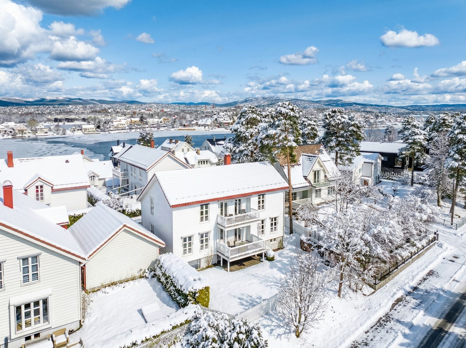 Boligen ligger med sydvendt hage og frontfasade mot Oslofjorden Galleribilde