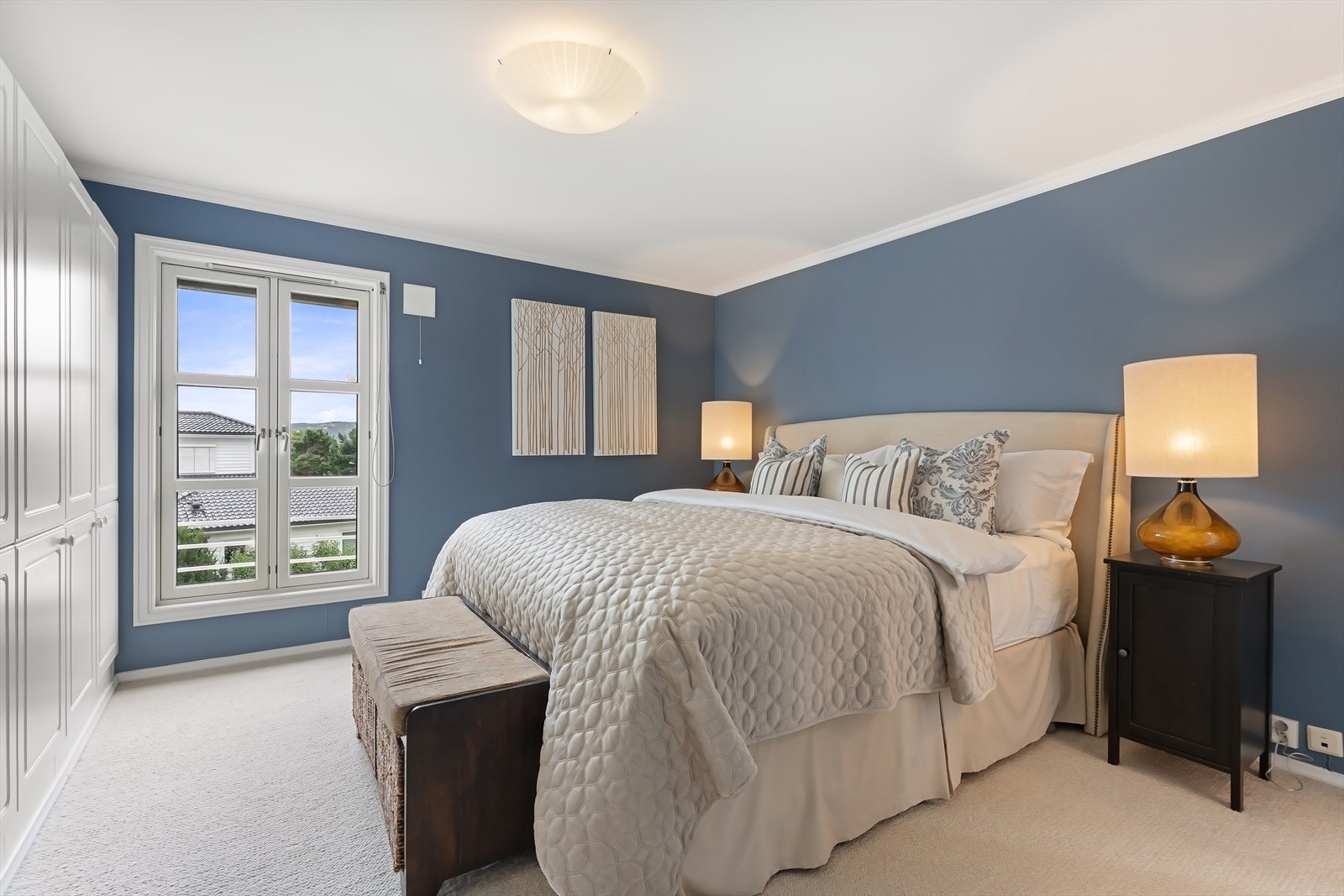 Stort og flott hovedsoverom (16,5 m²) med full skaprekke Galleribilde