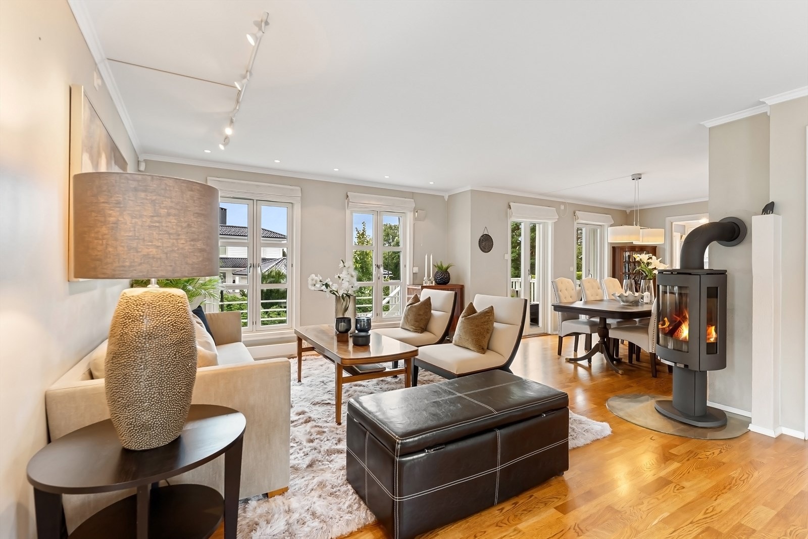 Stue og spisestue som vinkelstue Galleribilde