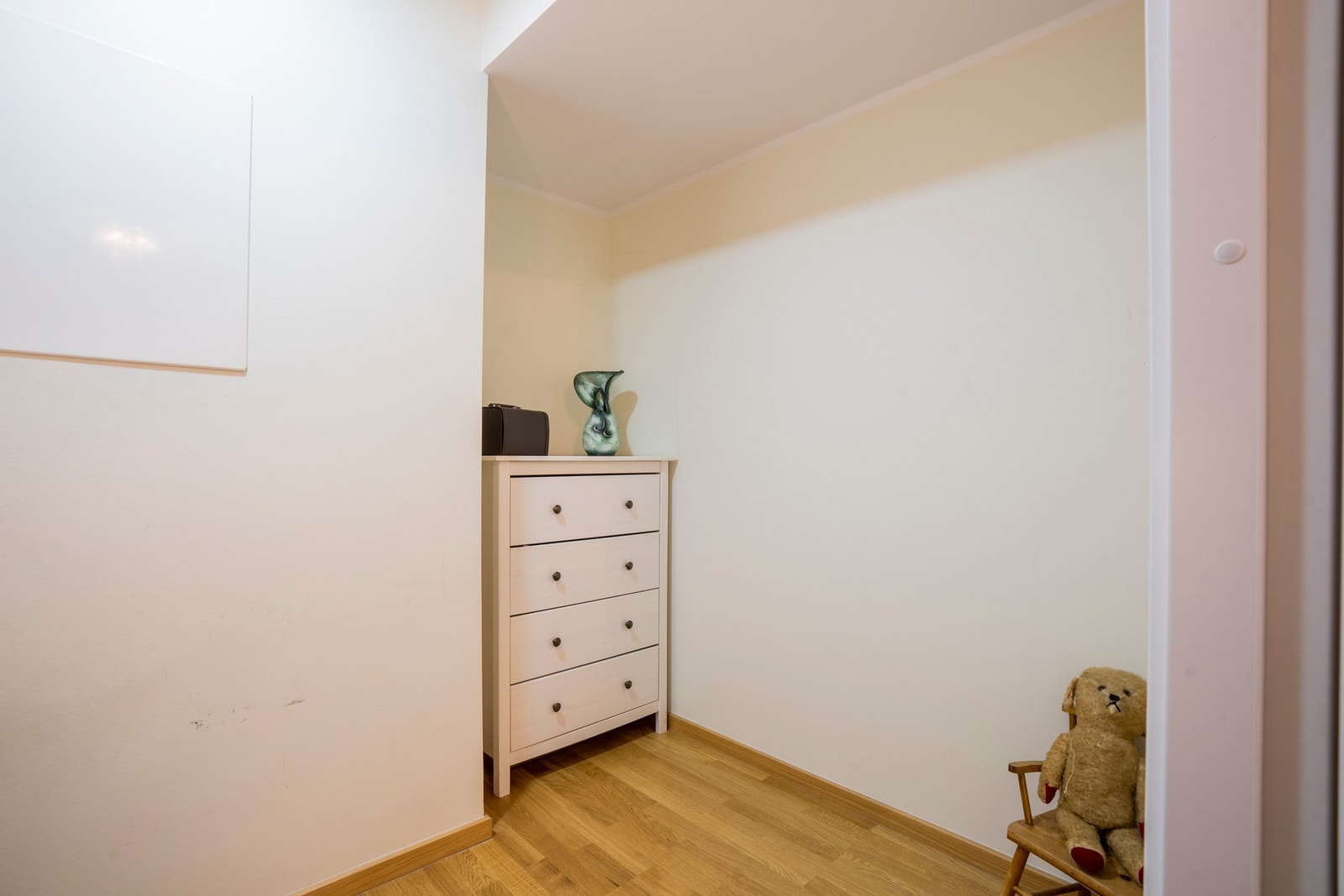 Det er plass til en enkelt seng i denne delen av rommet også, eventuelt til kommode eller annen oppbevaringsløsning. Galleribilde