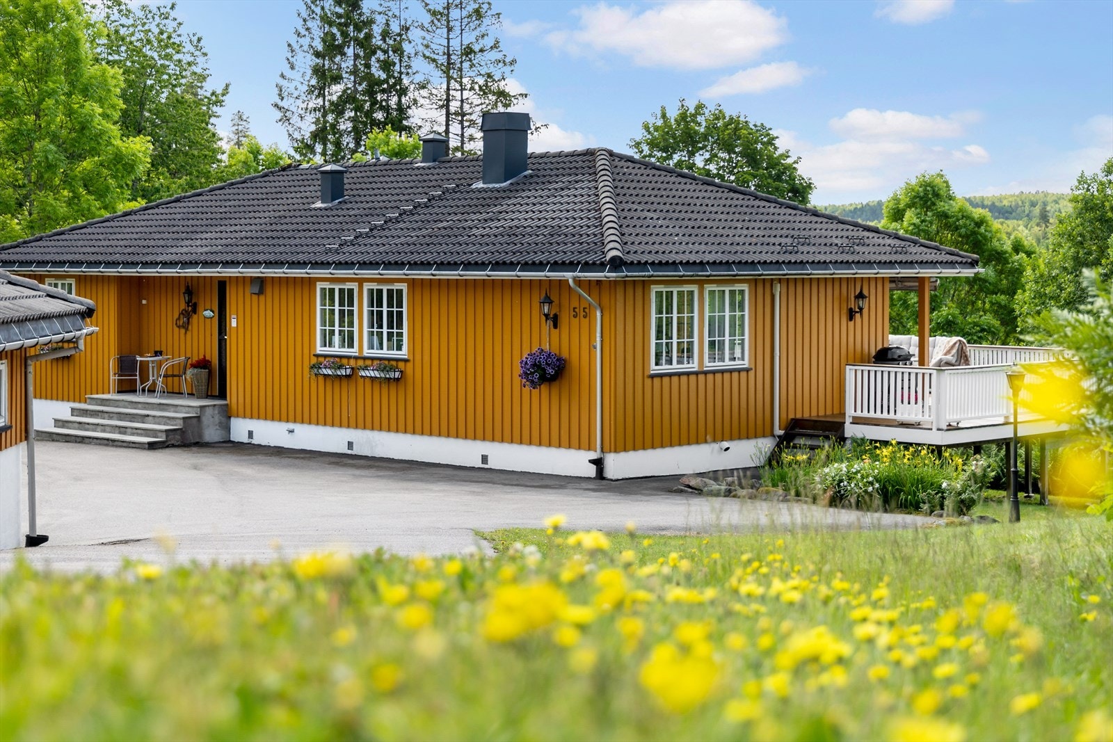 Boligen har en attraktiv beliggenhet i Holteveien, et rolig og etablert boområde i naturskjønne omgivelser midt i Andebu sentrum i Sandefjord kommune. Galleribilde