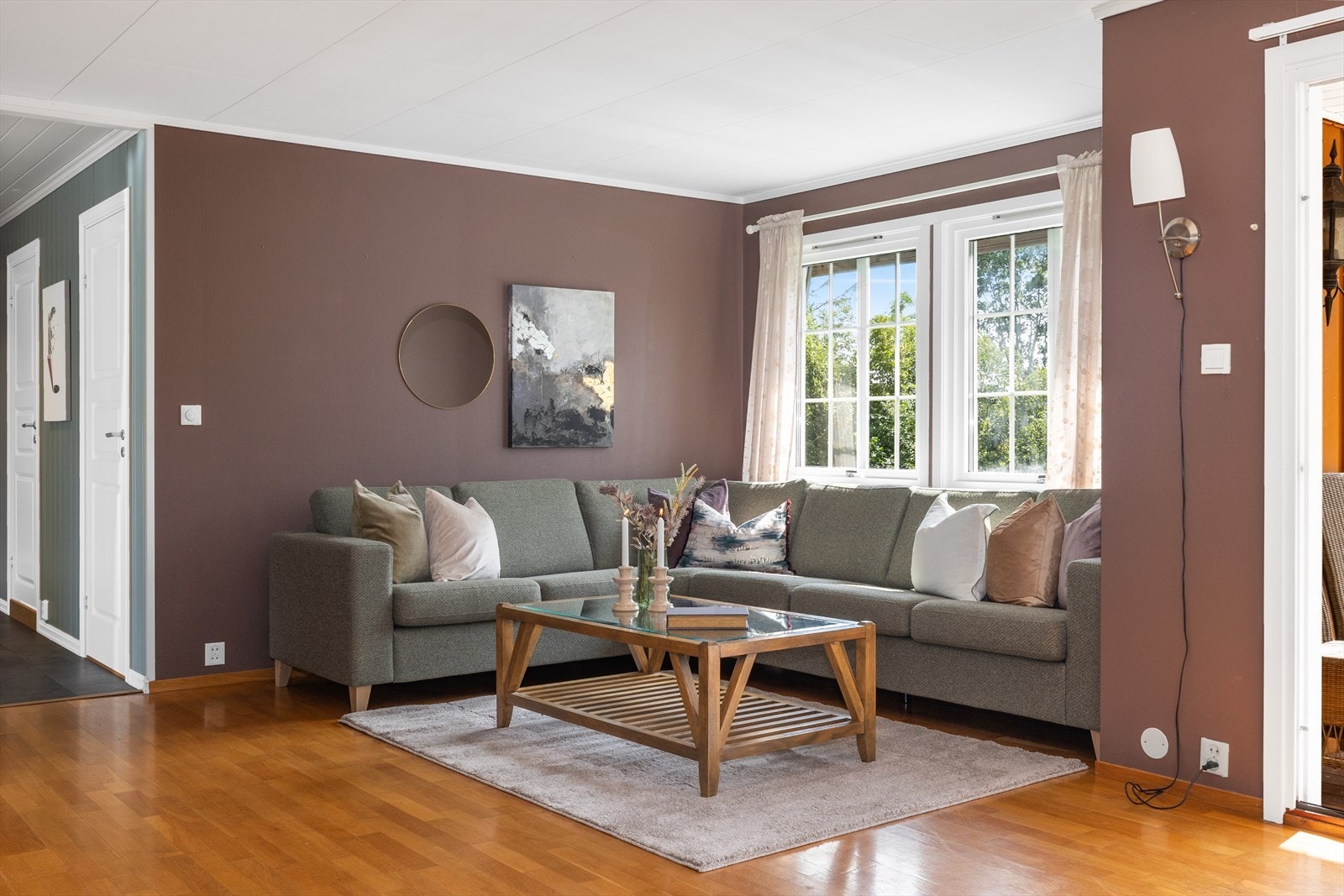 Dette er en tiltalende og familievennlig enebolig som kombinerer romslige løsninger, moderne standard og en idyllisk beliggenhet. Galleribilde