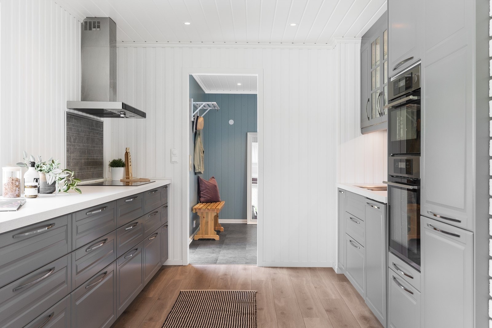 Man har entreen i tilknytning til kjøkken. Praktisk når man kommer hjem med matvarer. Galleribilde