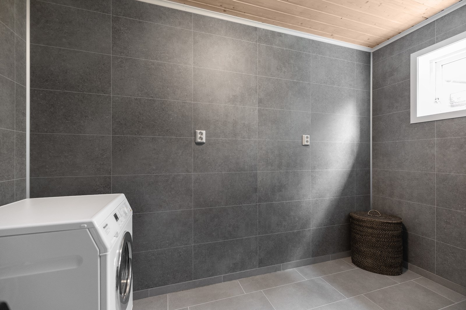 Vaskerommet er romslig med fliser på vegger og gulv. Galleribilde