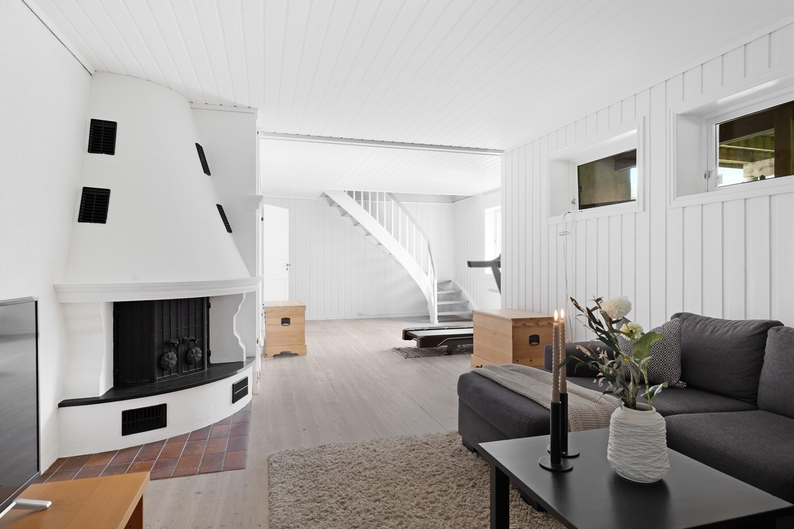 En romslig kjellerstue som passer perfekt som leke- eller TV-rom. Galleribilde