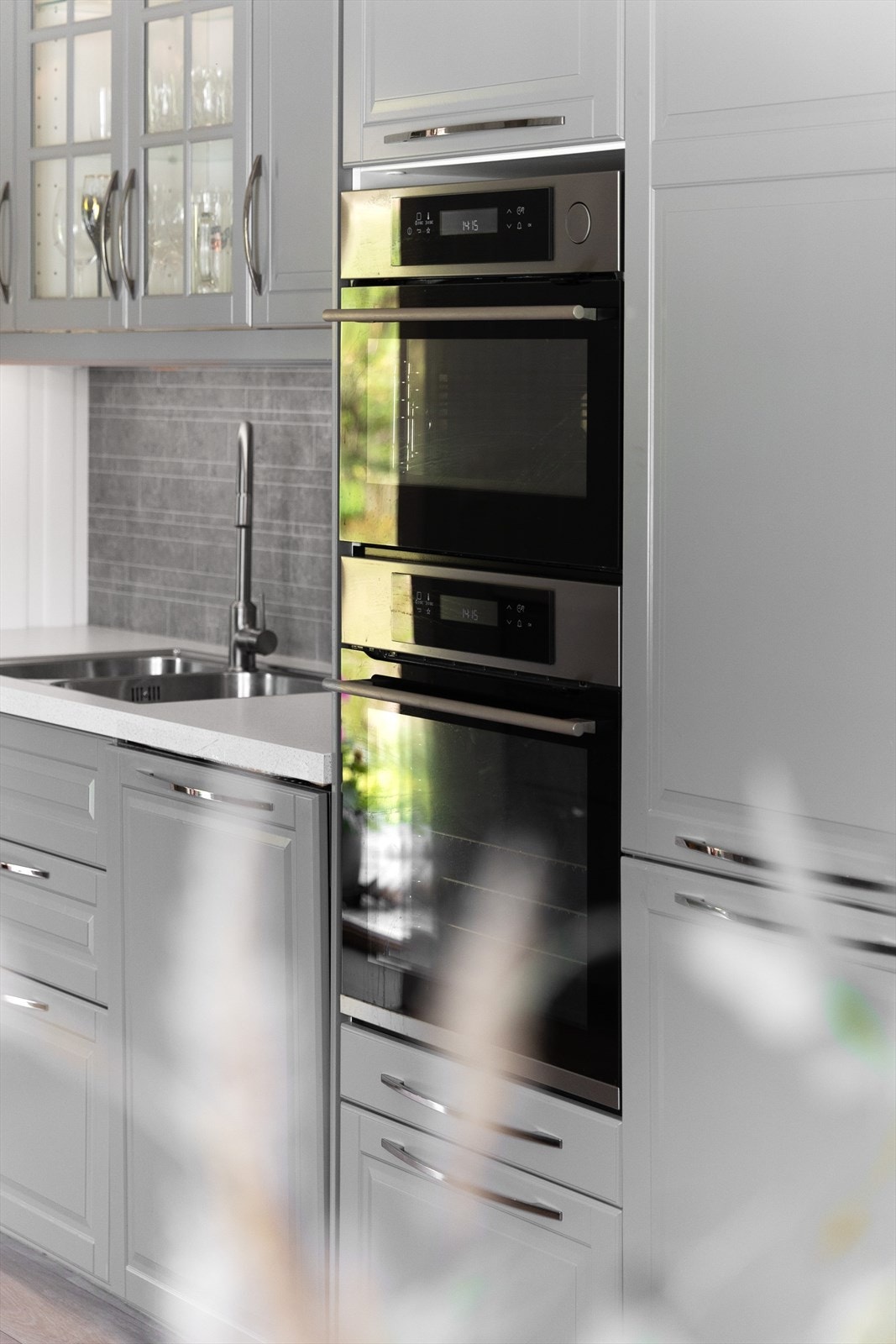 Kjøkkenet har underlimt vask og integrerte hvitevarer. Galleribilde