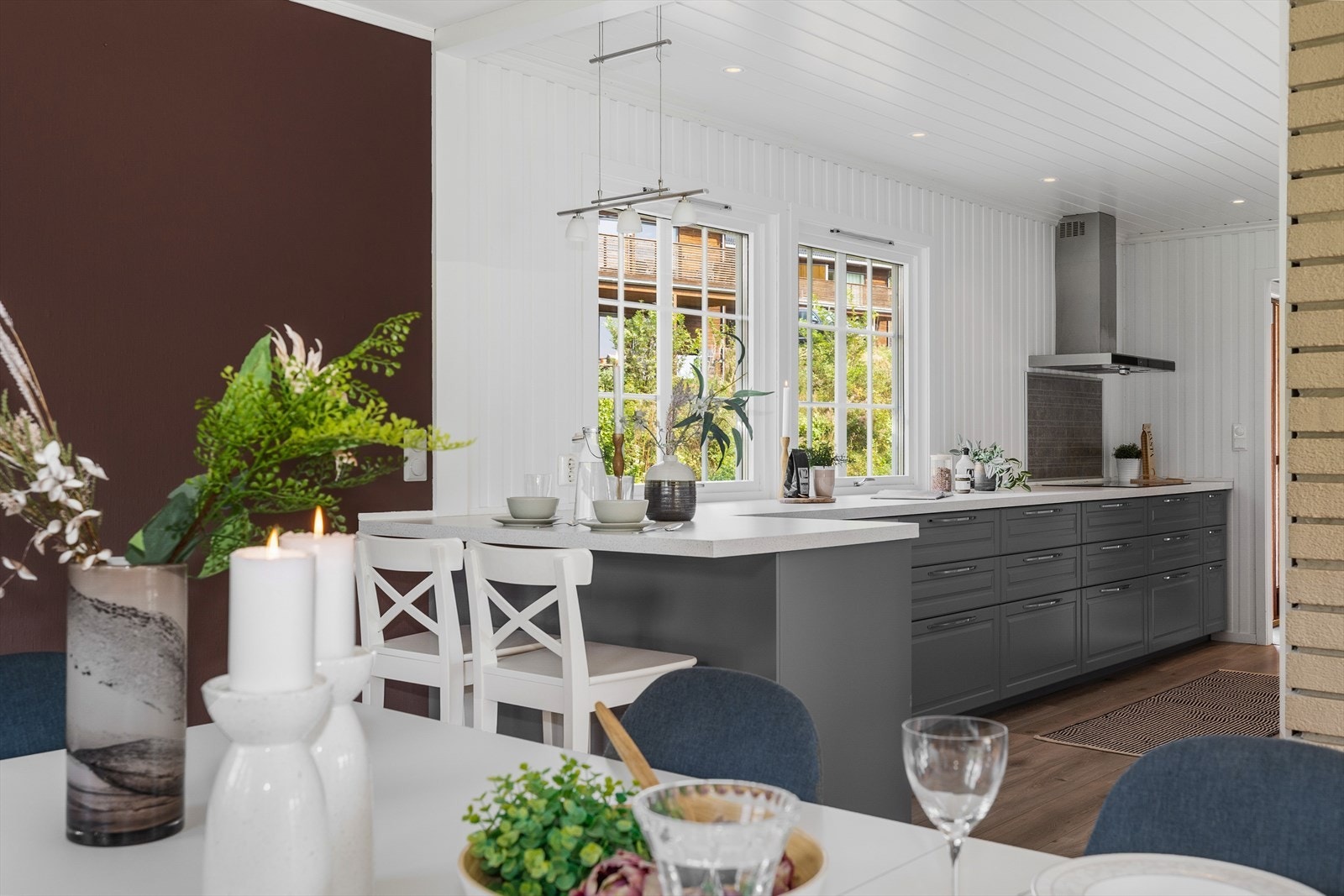 Kjøkkenet er lyst og funksjonelt, med rikelig skap- og benkeplass Galleribilde