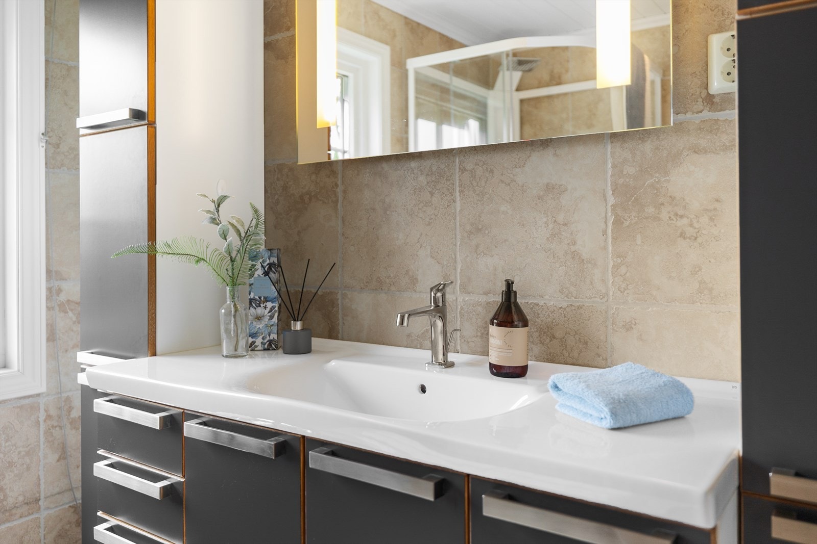 Godt med lagringsplass på badet Galleribilde