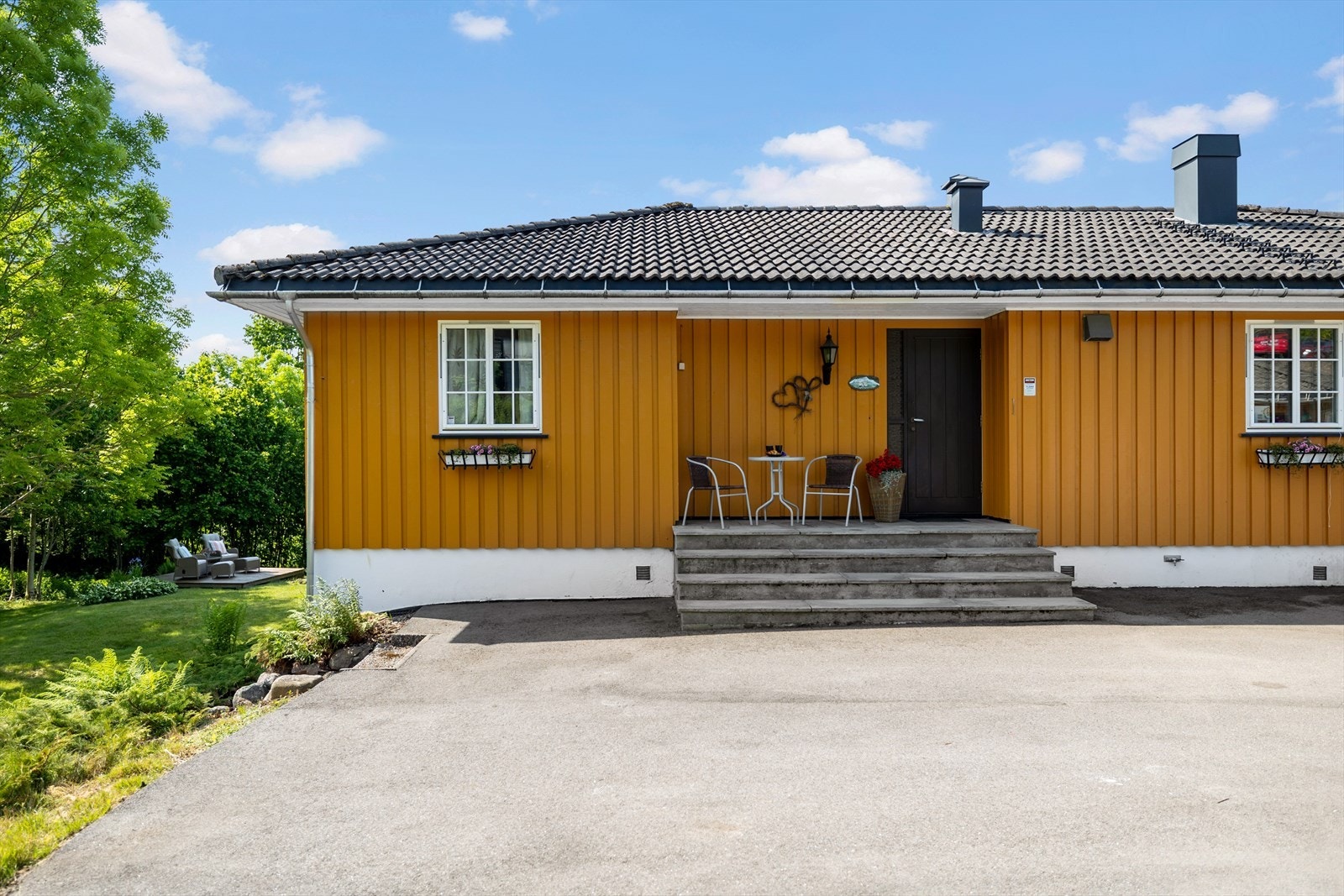 Eiendommen ligger skjermet og barnevennlig til, uten gjennomgangstrafikk. Samtidig har du kort gangavstand til skole og flere barnehager i Andebu, noe som gjør logistikken i hverdagen enkel. Galleribilde