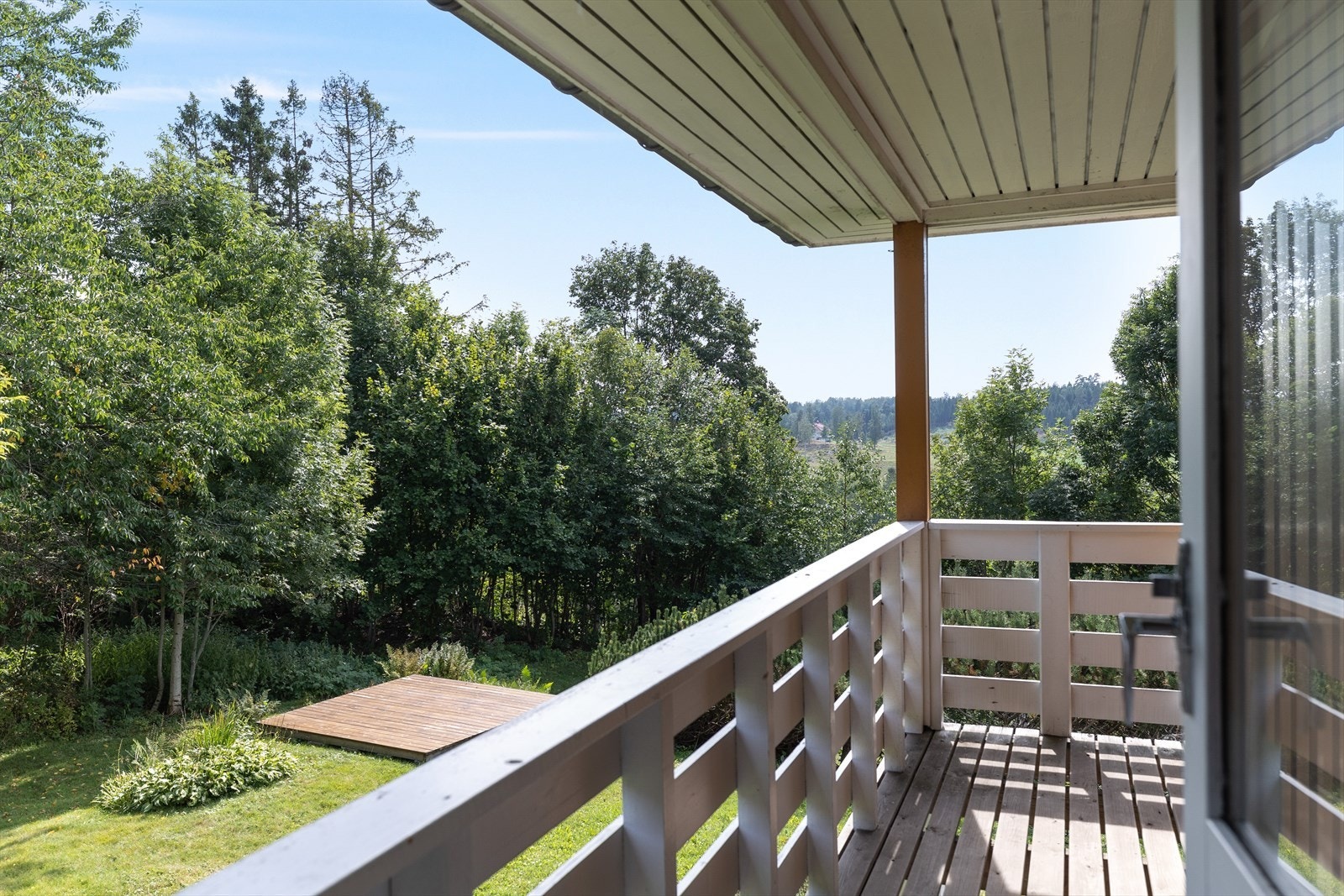 Fra balkongen har man utsikt over hagen. Galleribilde