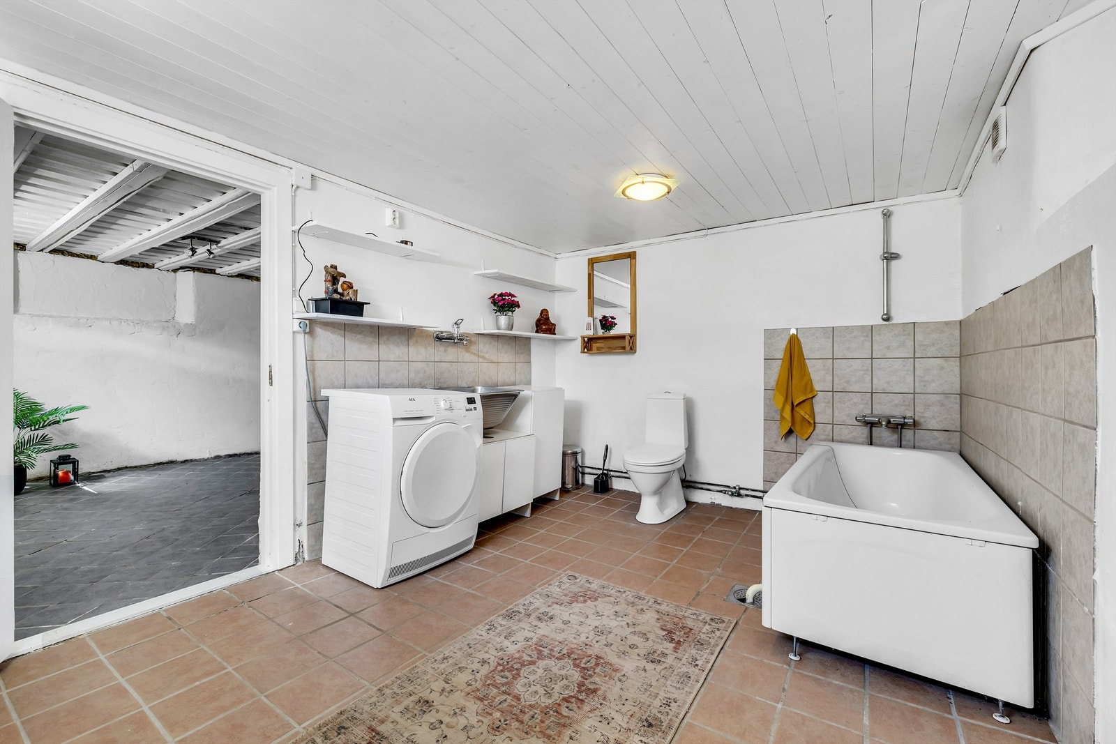 Baderom i kjeller, også av eldre dato. Galleribilde