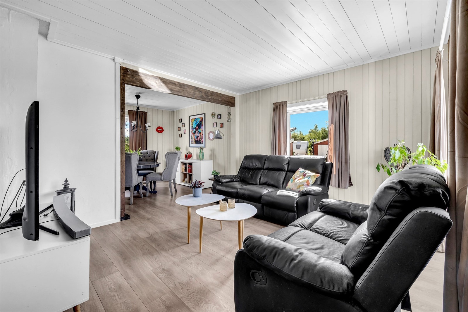 Store vindusflater gir rikelig med naturlig lys. Galleribilde