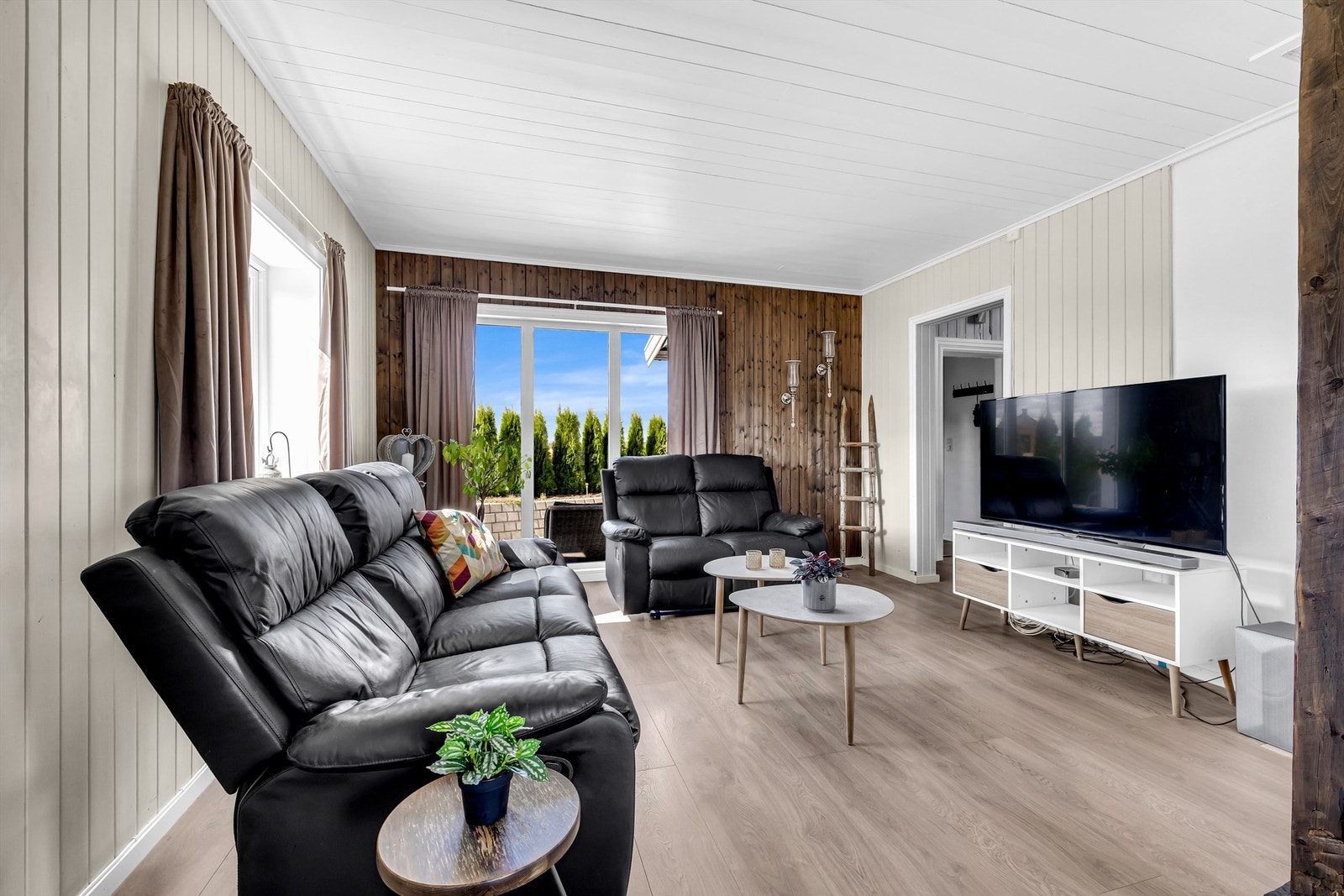 Plass til sofagruppe og TV-møblement. Galleribilde