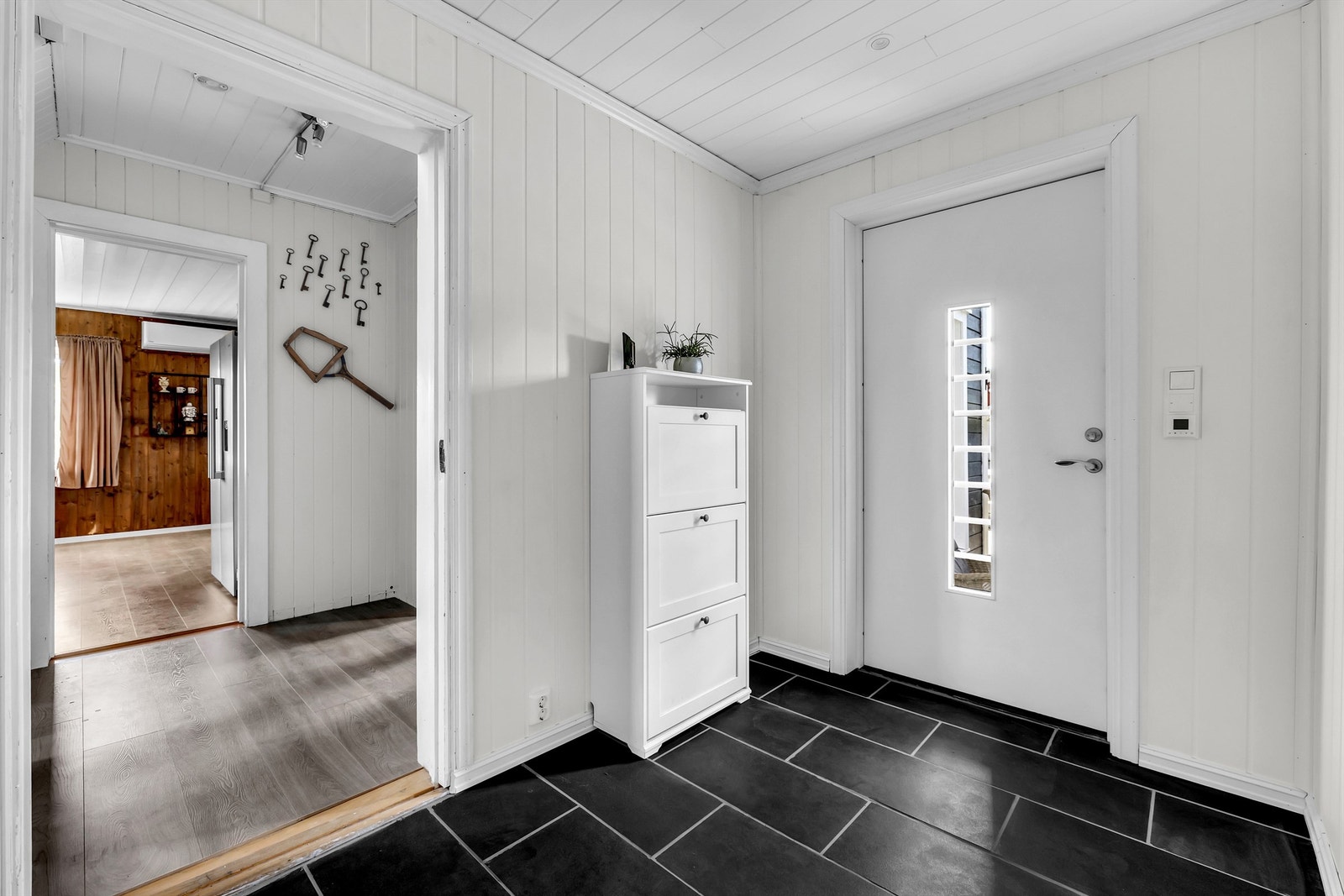 Videre kommer du inn i en romslig entré, som ble utvidet og oppgradert i 2025. Galleribilde