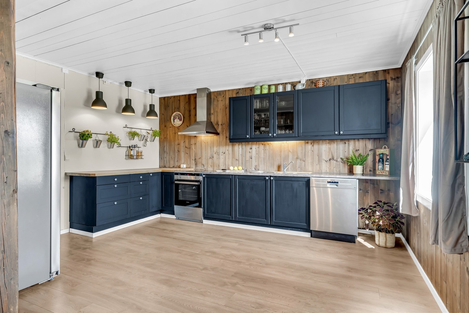 En flott enebolig over to plan med romslig tomt og store utvendige oppgraderinger! Galleribilde