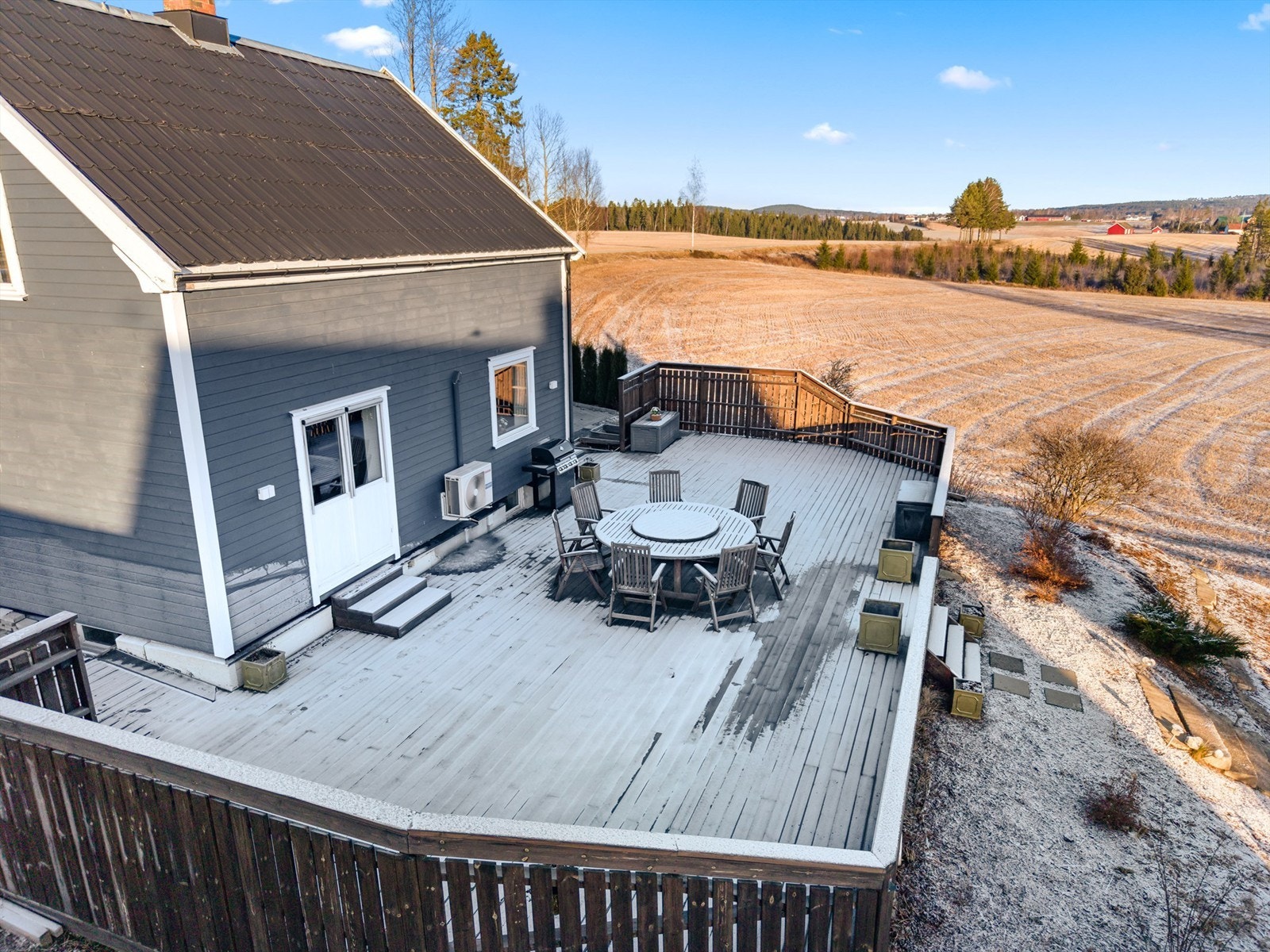 En fantastisk terrasse med god plass til utemøbler og større sammenkomster. Galleribilde