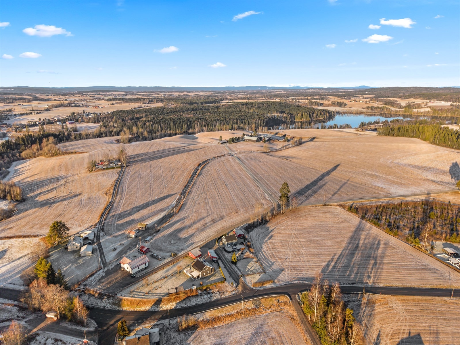 Fra eiendommen er det kun 4 minutter til Sørumsand sentrum hvor du har både togstasjon, butikker og vinmonopol. Galleribilde