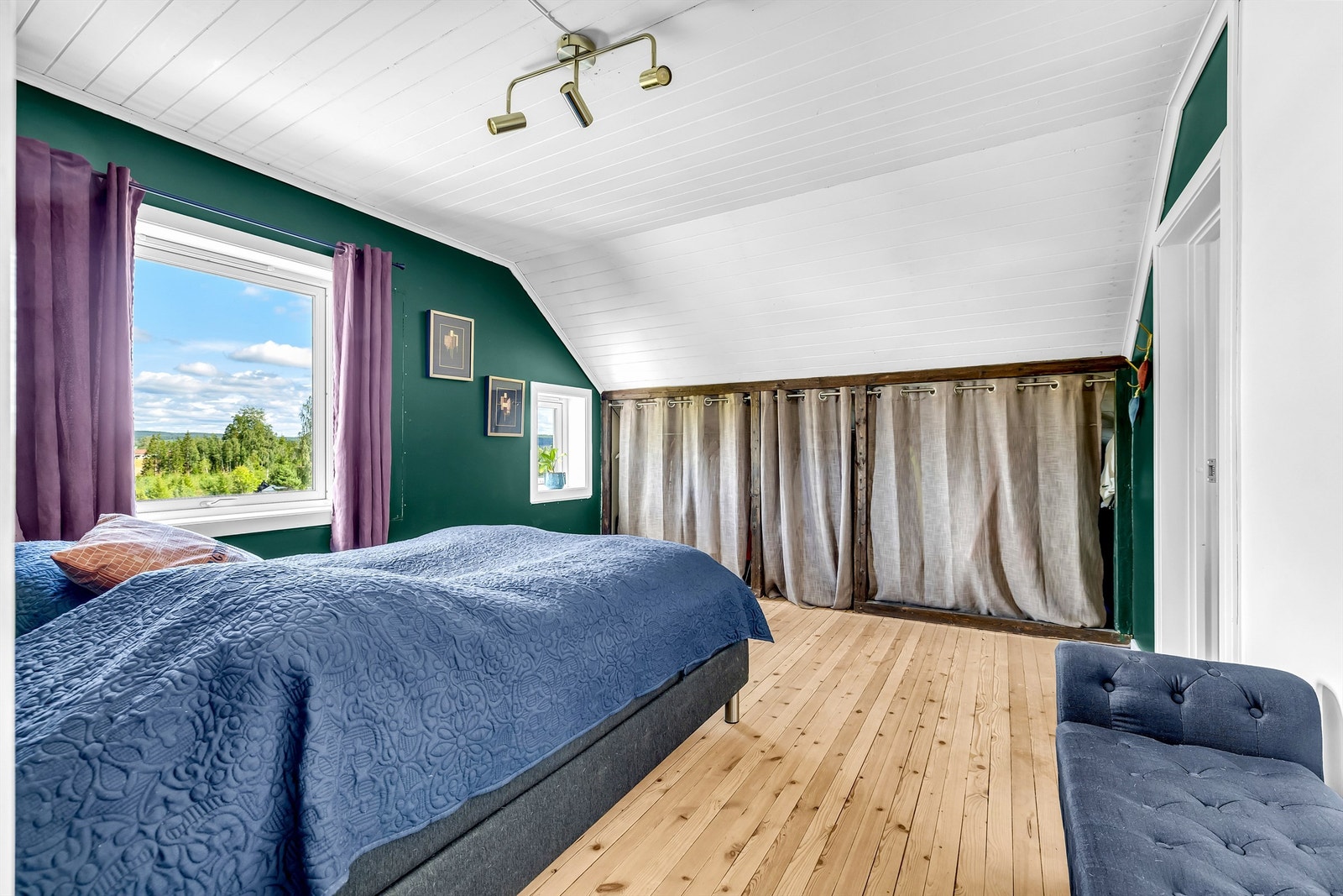 Hovedsoverommet har garderobe integrert i kneveggen. Galleribilde