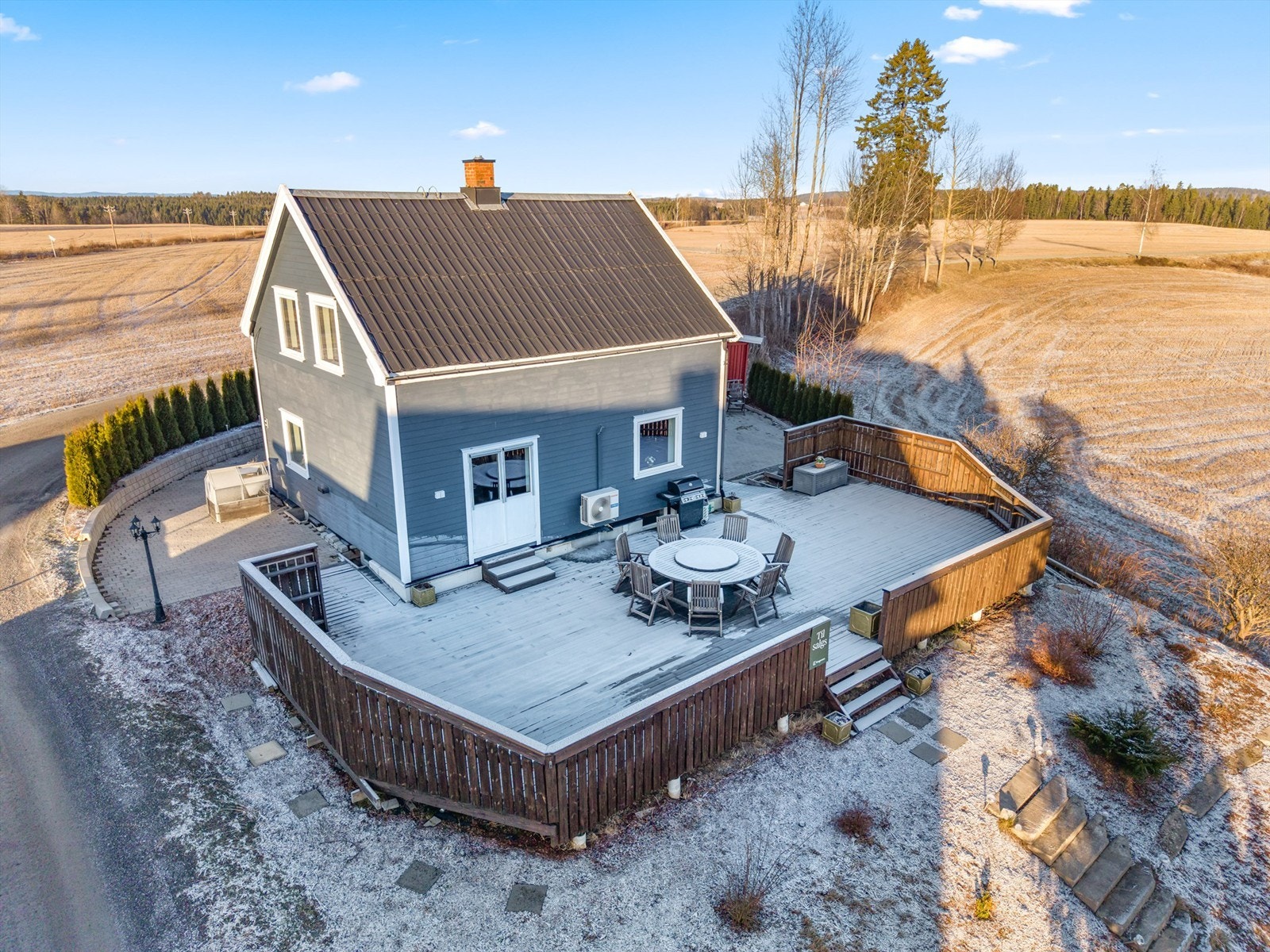 Huset har de siste årene fått flere betydelige oppgraderinger, blant annet etterisolering, ny kledning, nyere vinduer, peisovn og varmepumpe. Galleribilde