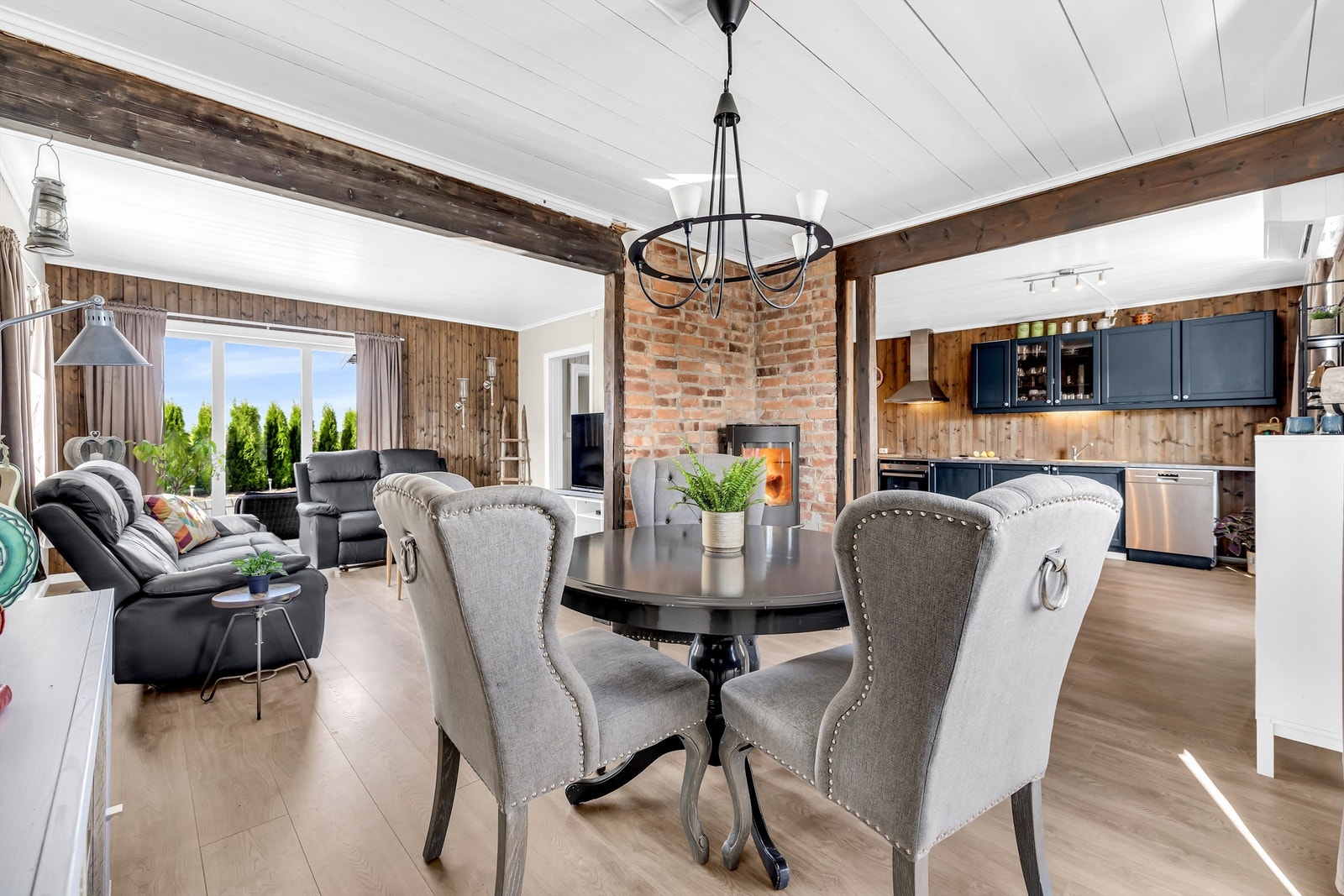 Stuen er romslig og har god plass til både sofagruppe og spisebord. Galleribilde