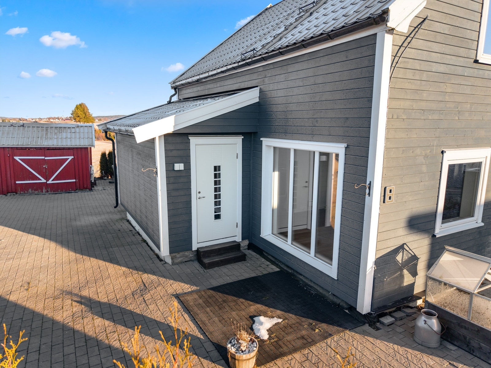 Boligen har et hyggelig inngangsparti, hvor det er god plass til en sittegruppe. Galleribilde