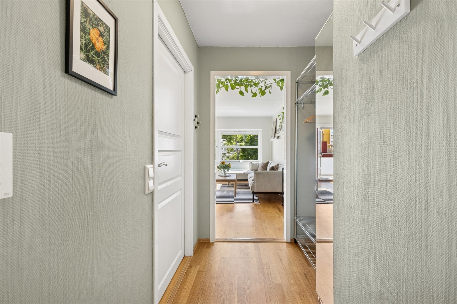 Du ønskes velkommen inn i en romslig entré. Galleribilde