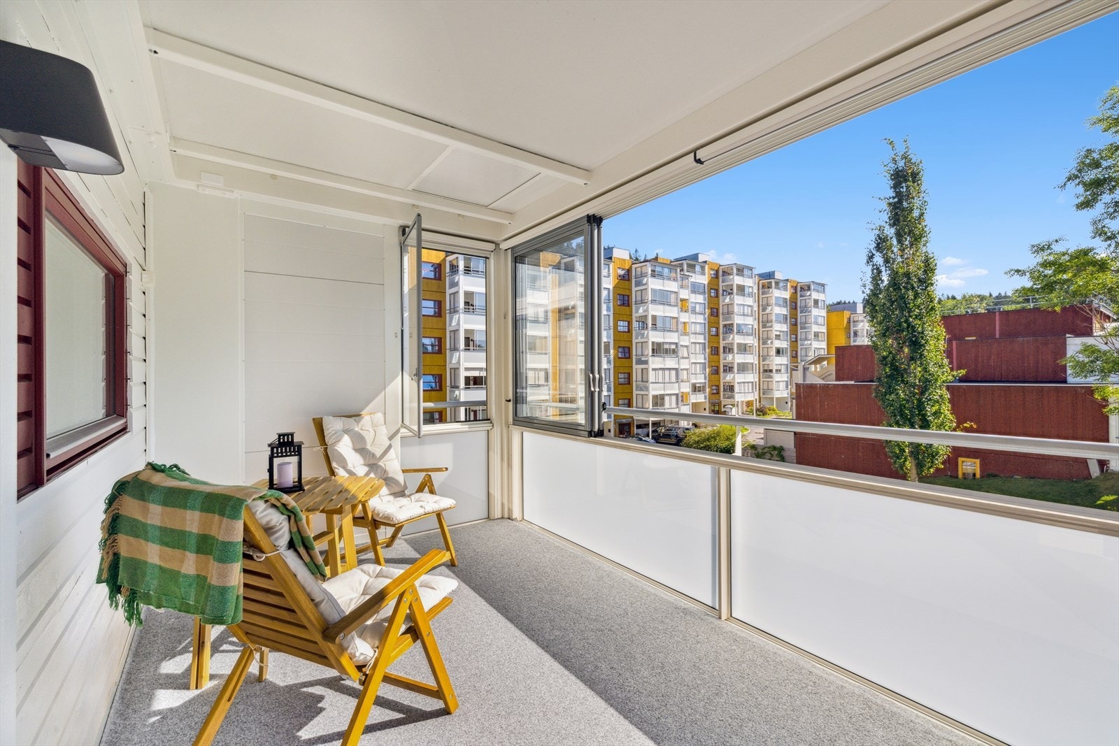 Her er det god plass til å sette utemøblene sine og virkelig nyte de herlige omgivelsene. Galleribilde