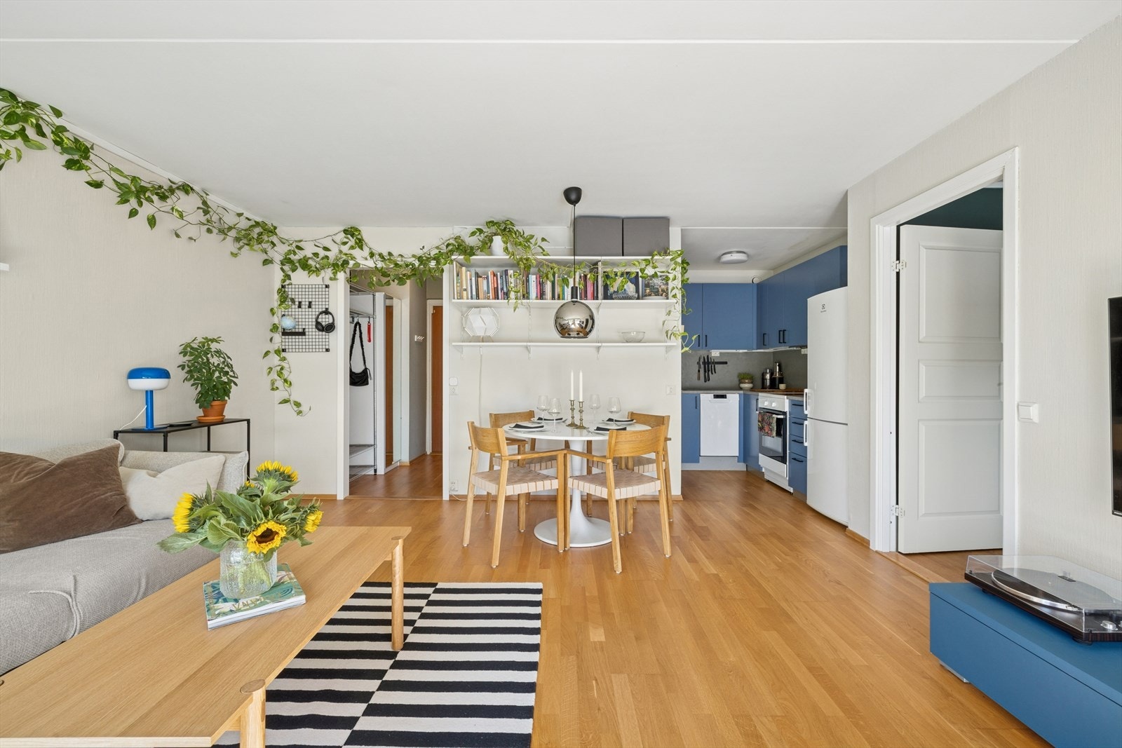 Leiligheten byr på et lyst og praktisk kjøkken i åpen løsning mot stuen. Galleribilde