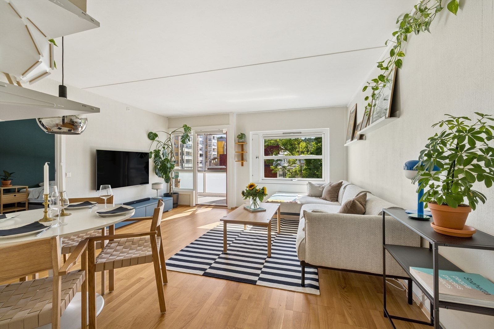 Delikat og romslig stue med gode møbleringsmuligheter. Galleribilde