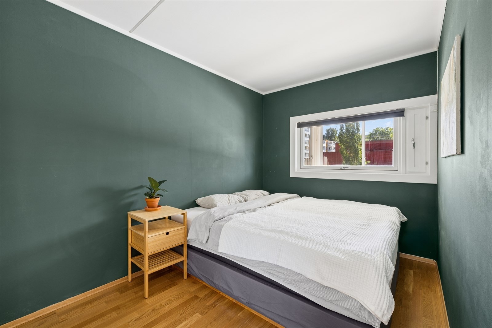 Leiligheten byr på et fint soverom av god størrelse med herlige lysforhold og har god plass til dobbeltseng, med nattbord og annet soveromsmøblement. Galleribilde