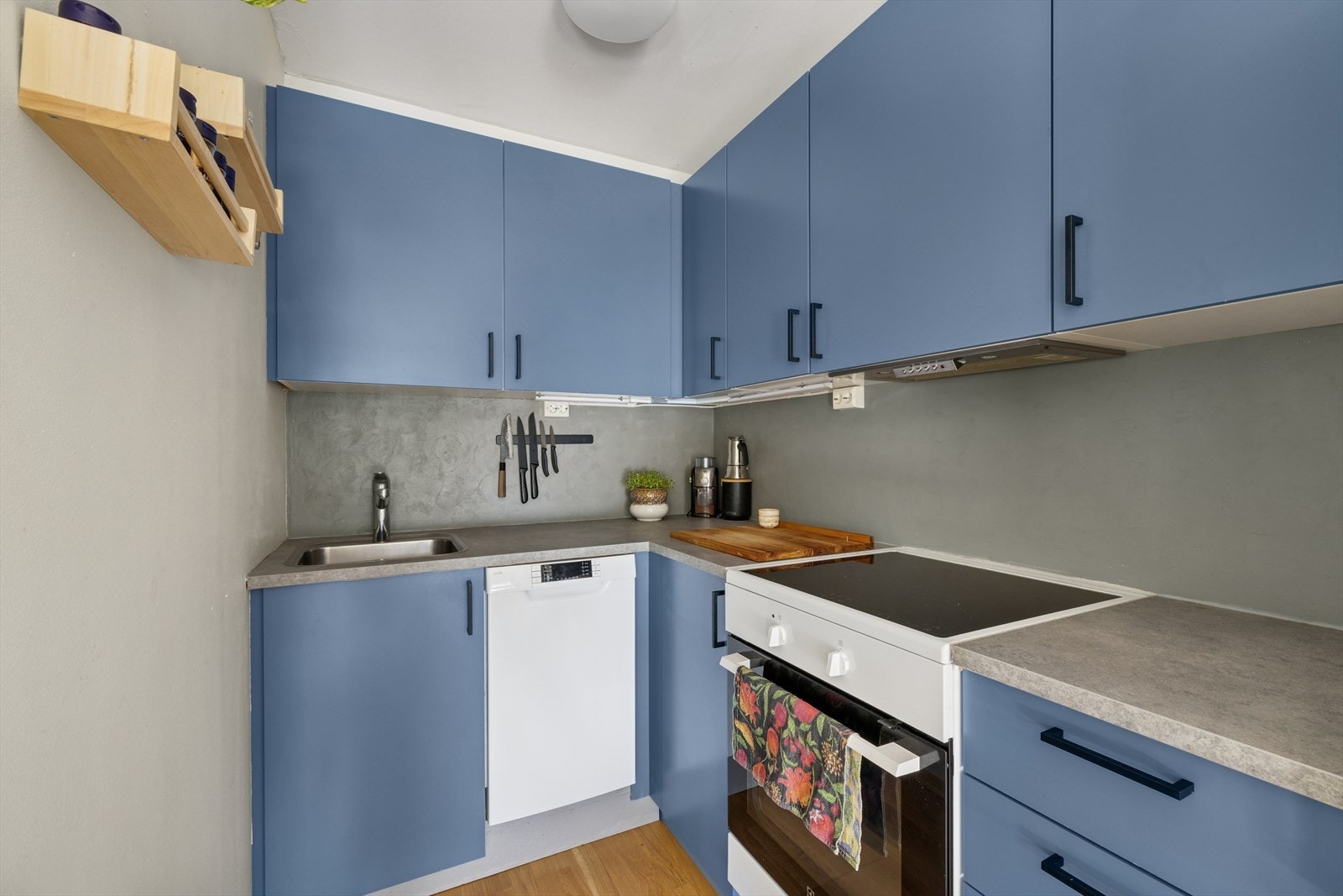 Kjøkkenet er funksjonelt utformet med gode arbeidsforhold samt skap- og benkeplass. Galleribilde