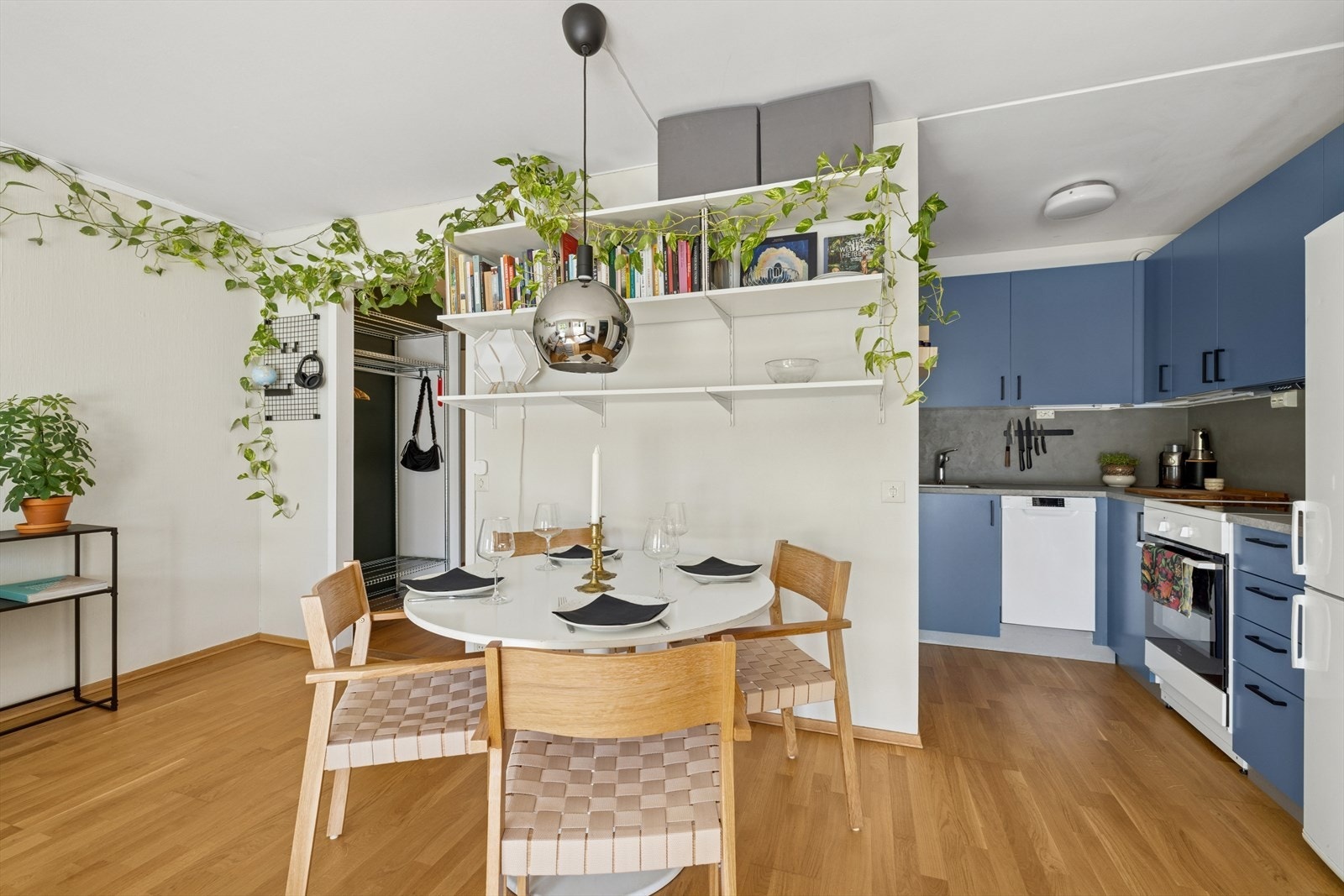 I tilknytning til kjøkkenet har man plass til en spisegruppe. Galleribilde