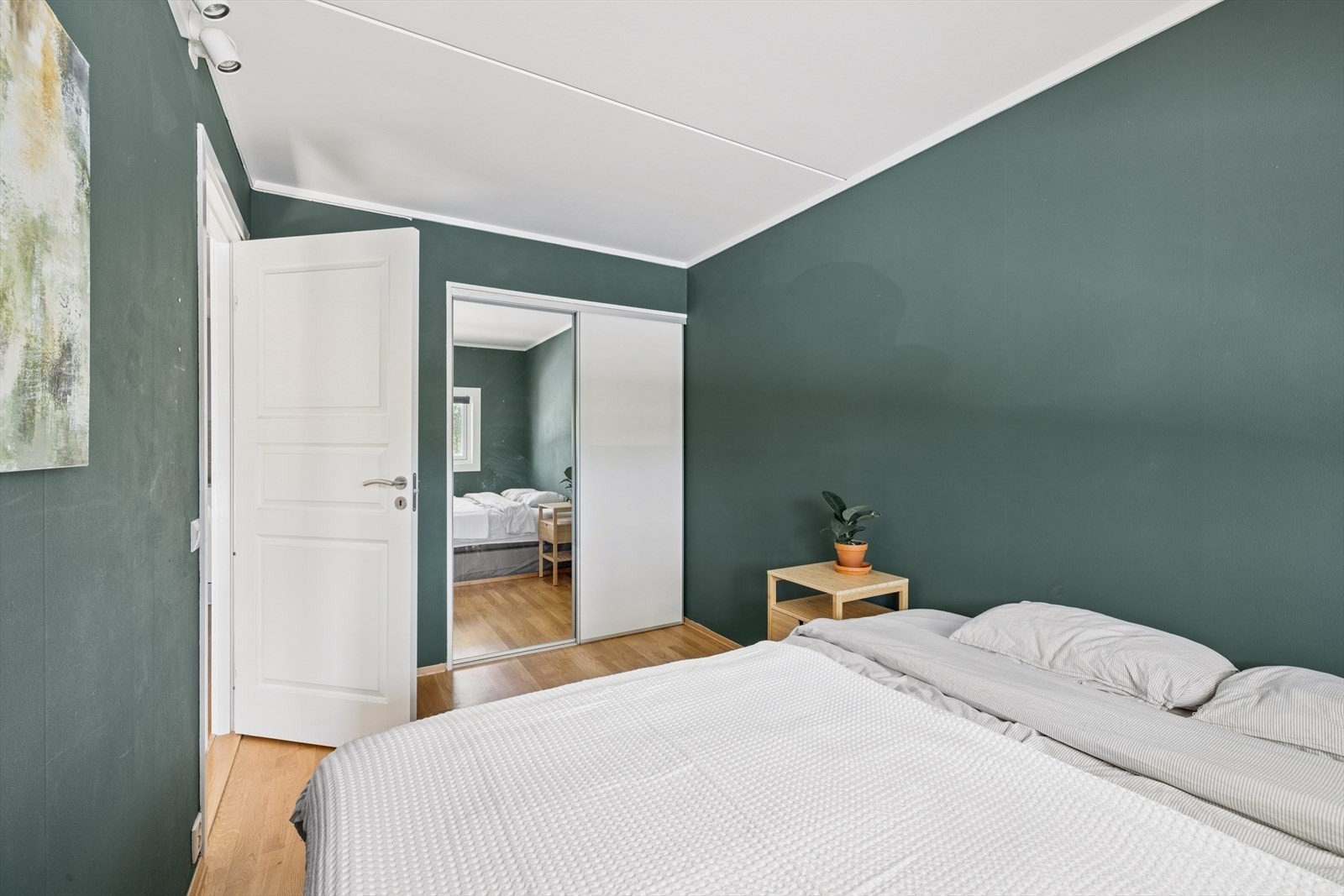 Soverommet har også en praktisk skyvedørsgarderobe som gir rikelig oppbevaringsplass. Galleribilde