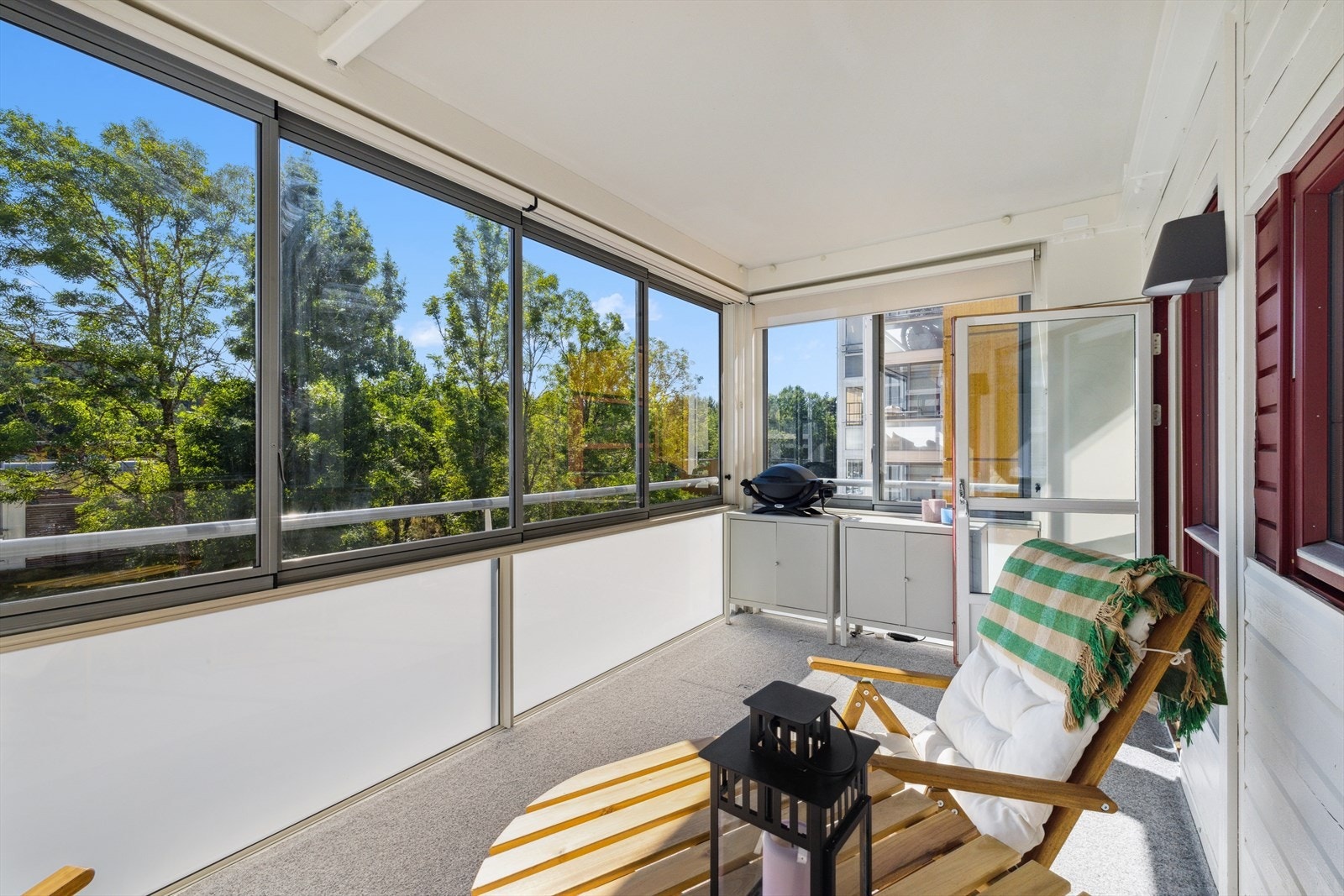 Balkongen fungerer som en herlig forlengelse av stuen og kan nytes store deler av året da den er innglasset. Galleribilde