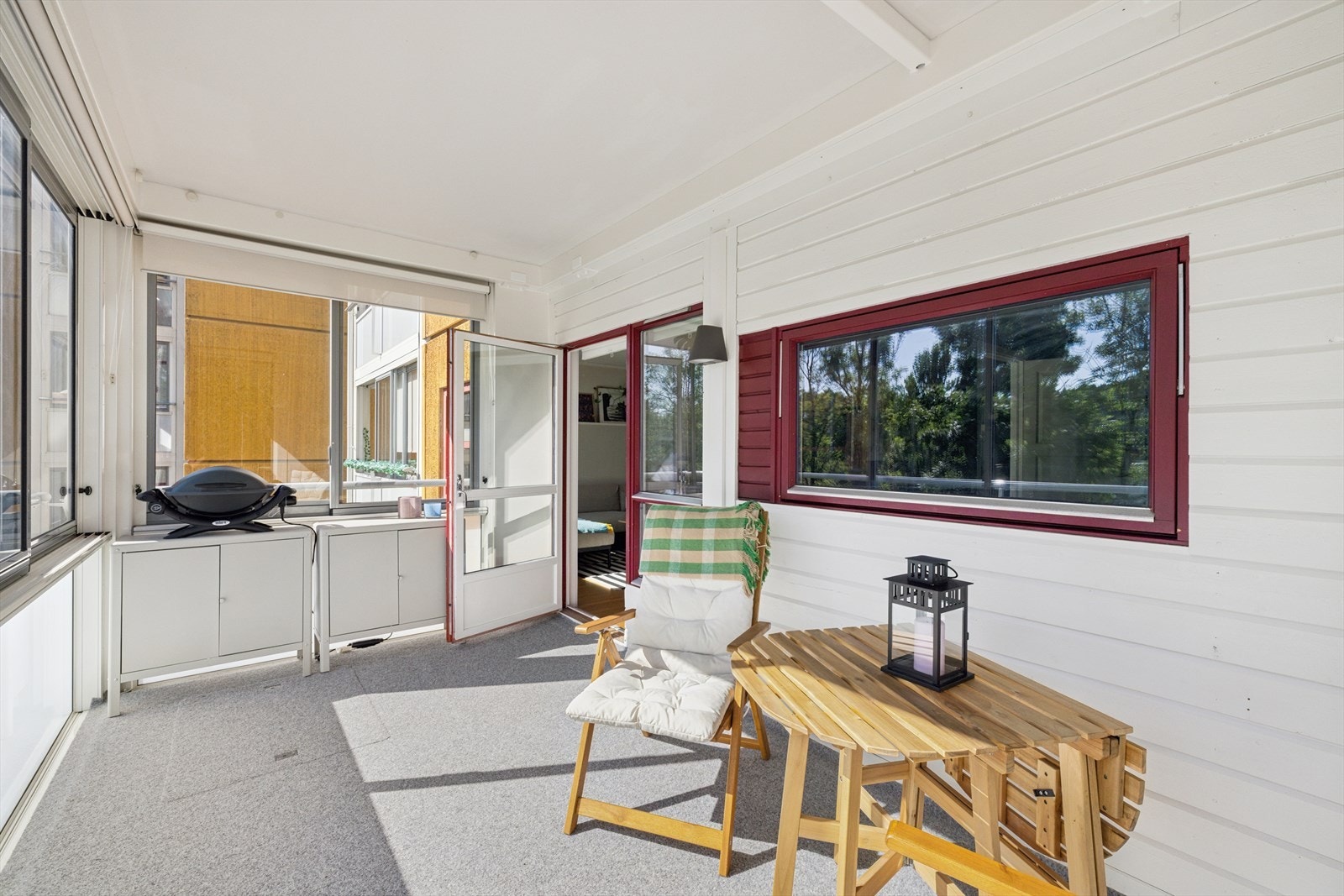 Fra stuen har du adgang til en herlig sydvendt innglasset balkong på 10 kvm. Galleribilde