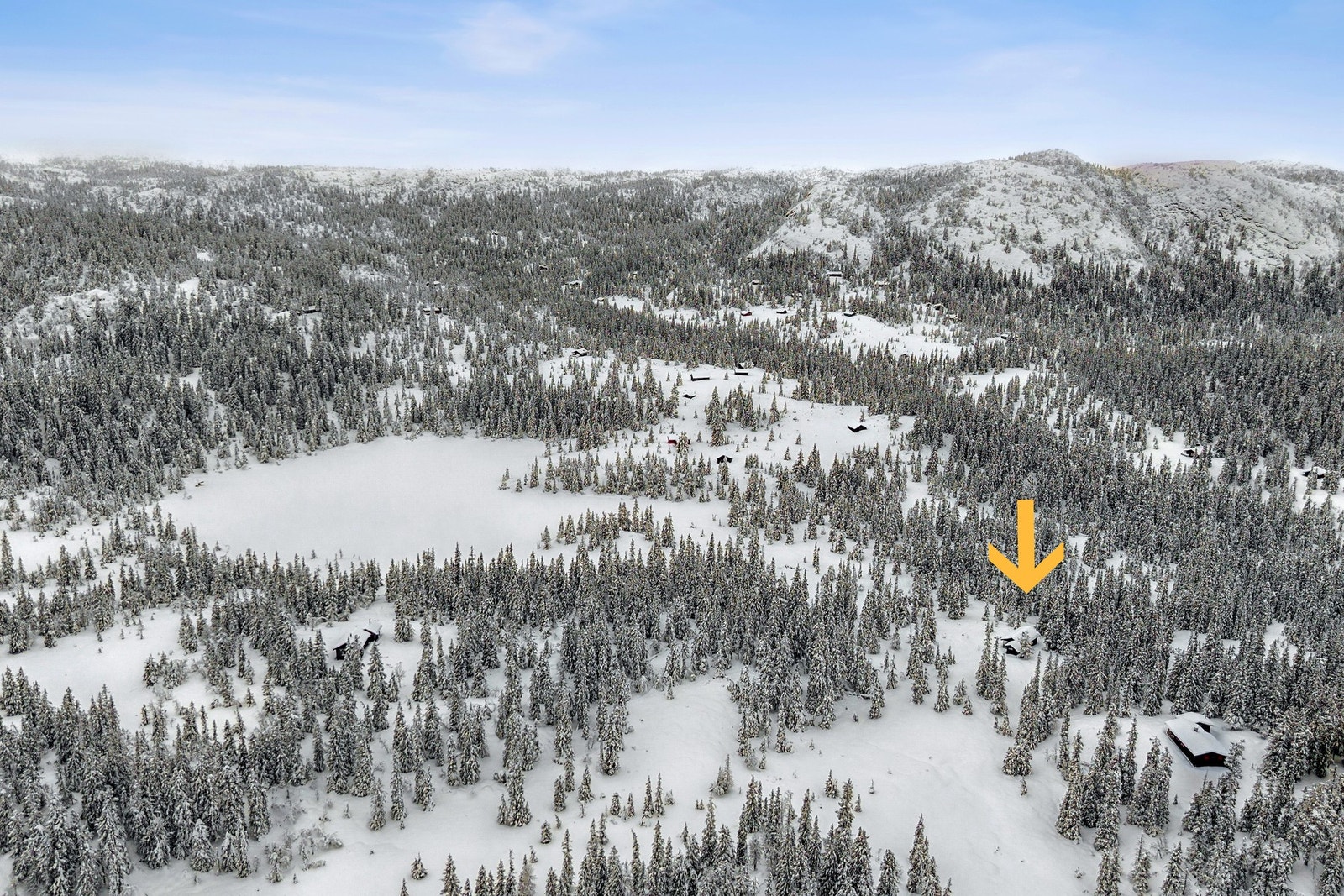 Fra hytta er det flott utsikt mot Svarttjern og de omkringliggende fjellene. Galleribilde