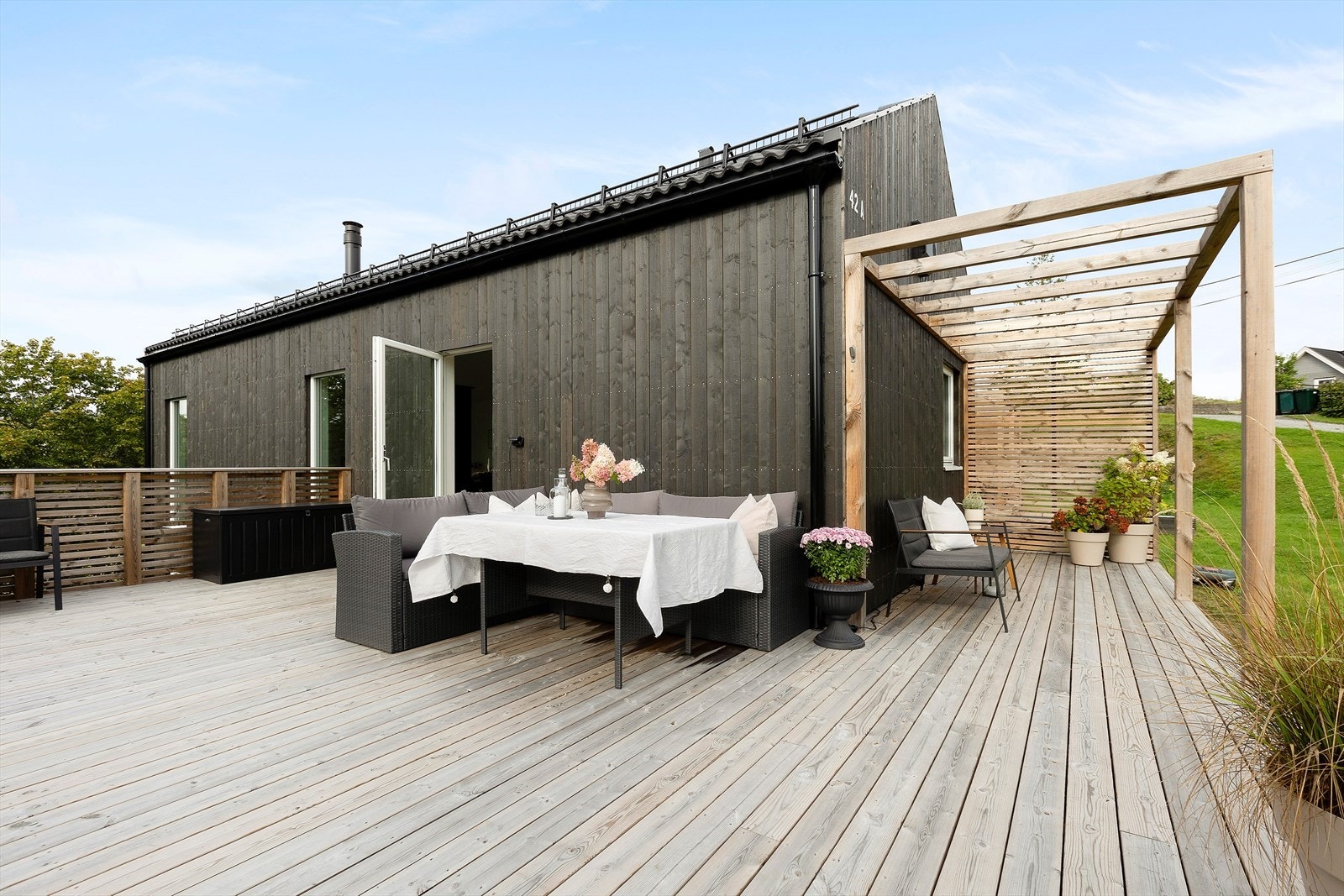 Terrassen gir mulighet for møblering av ulike soner. Galleribilde