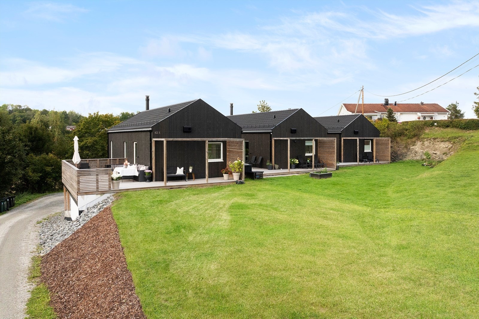 Boligsameiets tomt er på 2 458 m² og består av avgrensede områder med naturlig bruksrett for hver bolig. Galleribilde