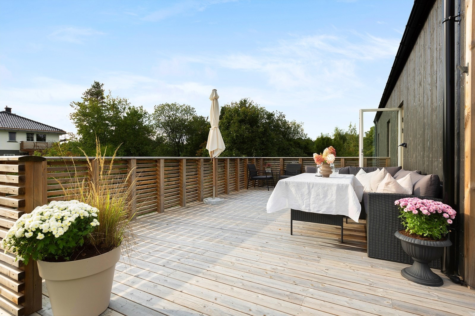 Terrassen har gode solforhold og er en hyggelig forlengelse av allrommmet. Galleribilde