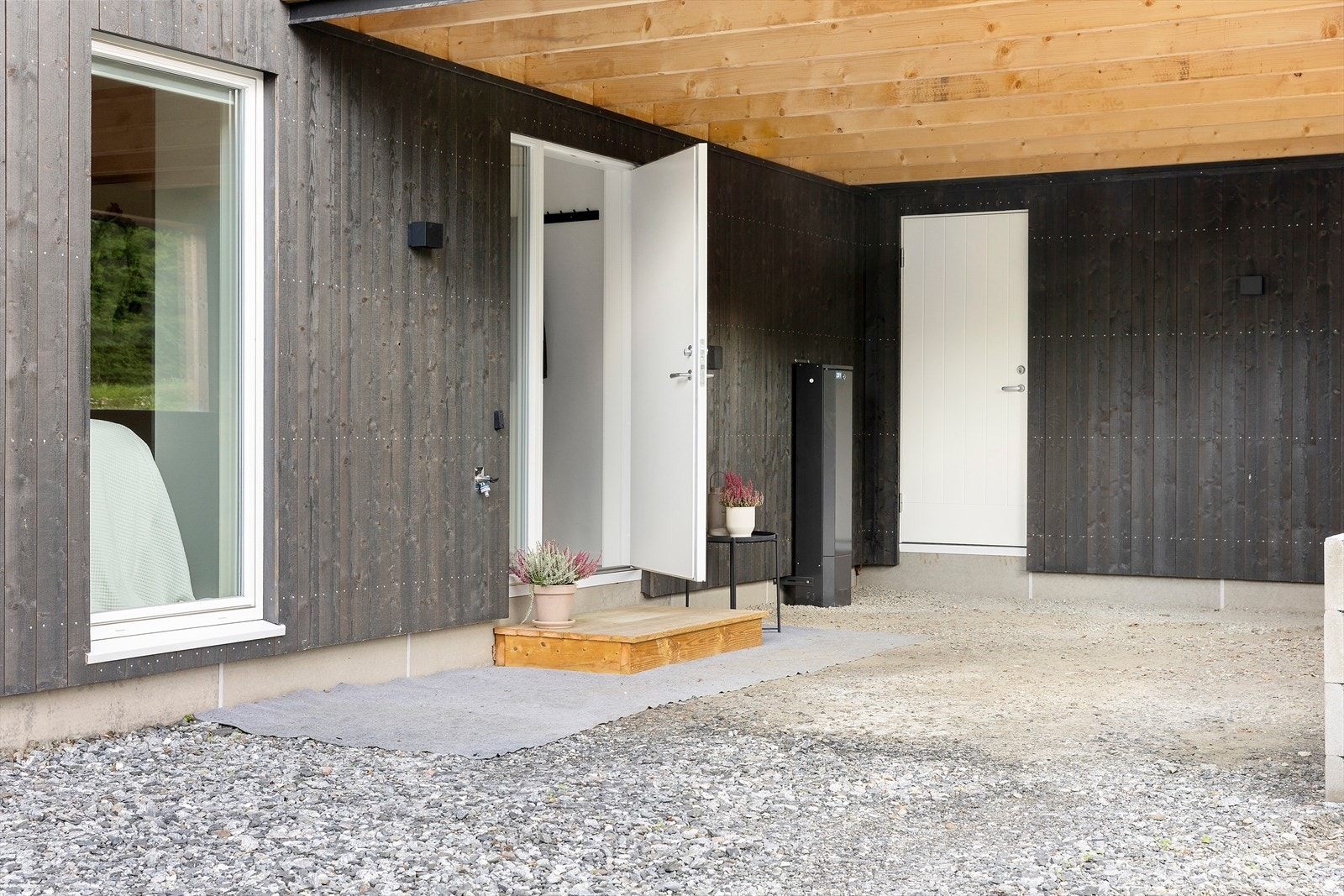 Inngangspartiet er overbygget med direkte adkomst fra carport. Galleribilde