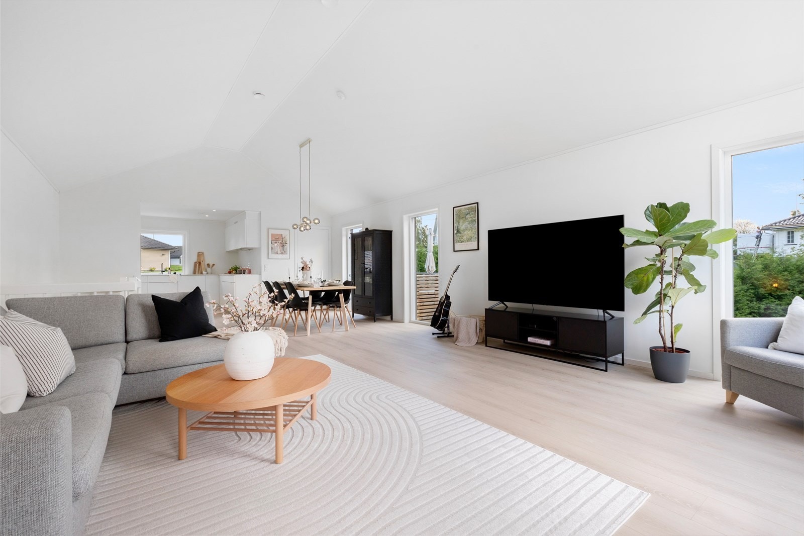 Rommet har god takhøyde med mønet himling, noe som gir en luftig romfølelse. Galleribilde